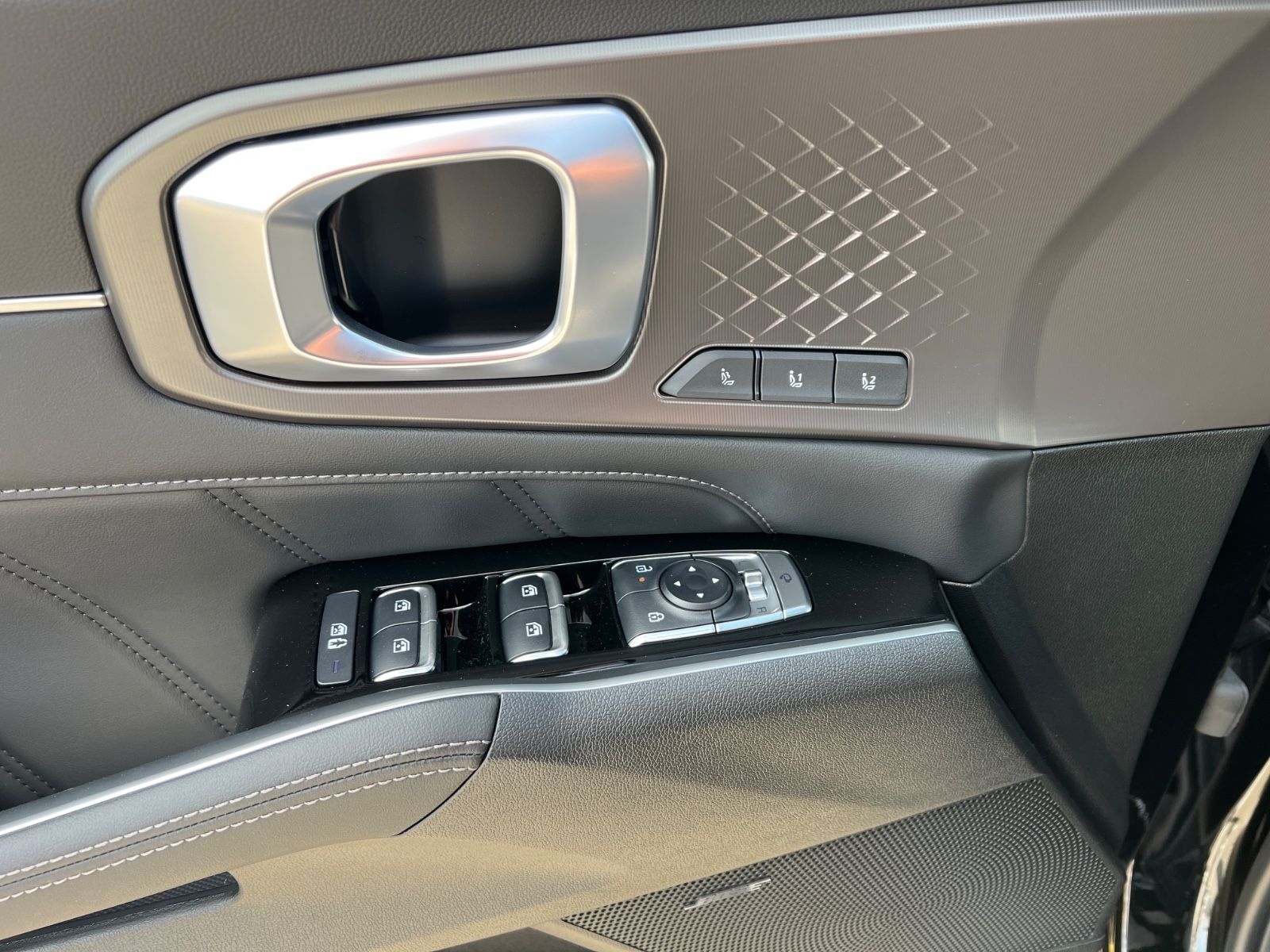 Fahrzeugabbildung Kia SORENTO PE 1.6T PHEV AWD PLAT 7S PAN PREMIUM