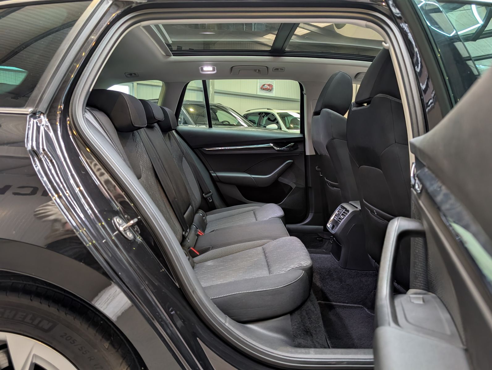 Fahrzeugabbildung SKODA Octavia 2.0 TDI First Edition LED Memory Pano 17