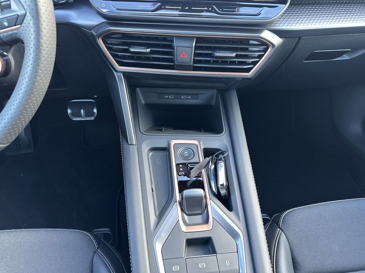 Fahrzeugabbildung CUPRA Leon Sportstourer 1.5 e-Hybrid 150 kW - mit KI generiert/bearbeitet