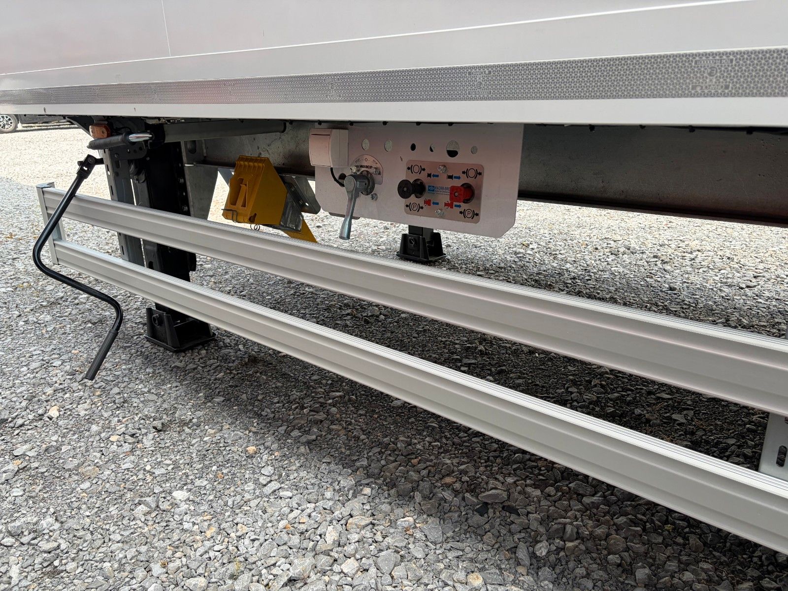 Fahrzeugabbildung Krukenmeier 10,8 t Tandem Anh. Koffer