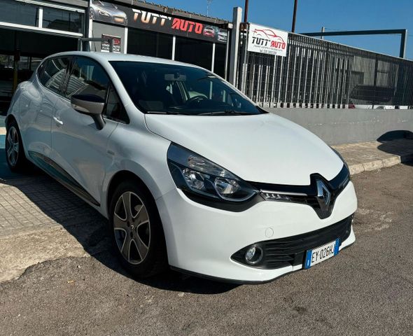 Renault Clio costume national