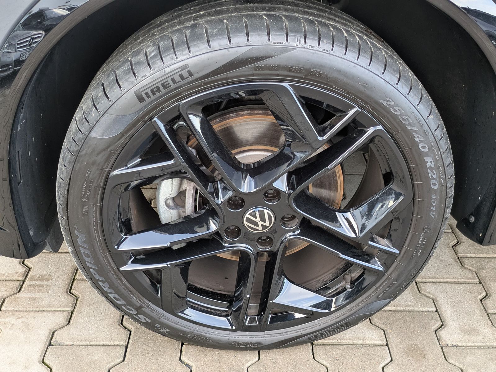 Fahrzeugabbildung Volkswagen Tiguan 2.0 TDI 4M R-Line BLACK*PAN*HK*AHK*MATRIX