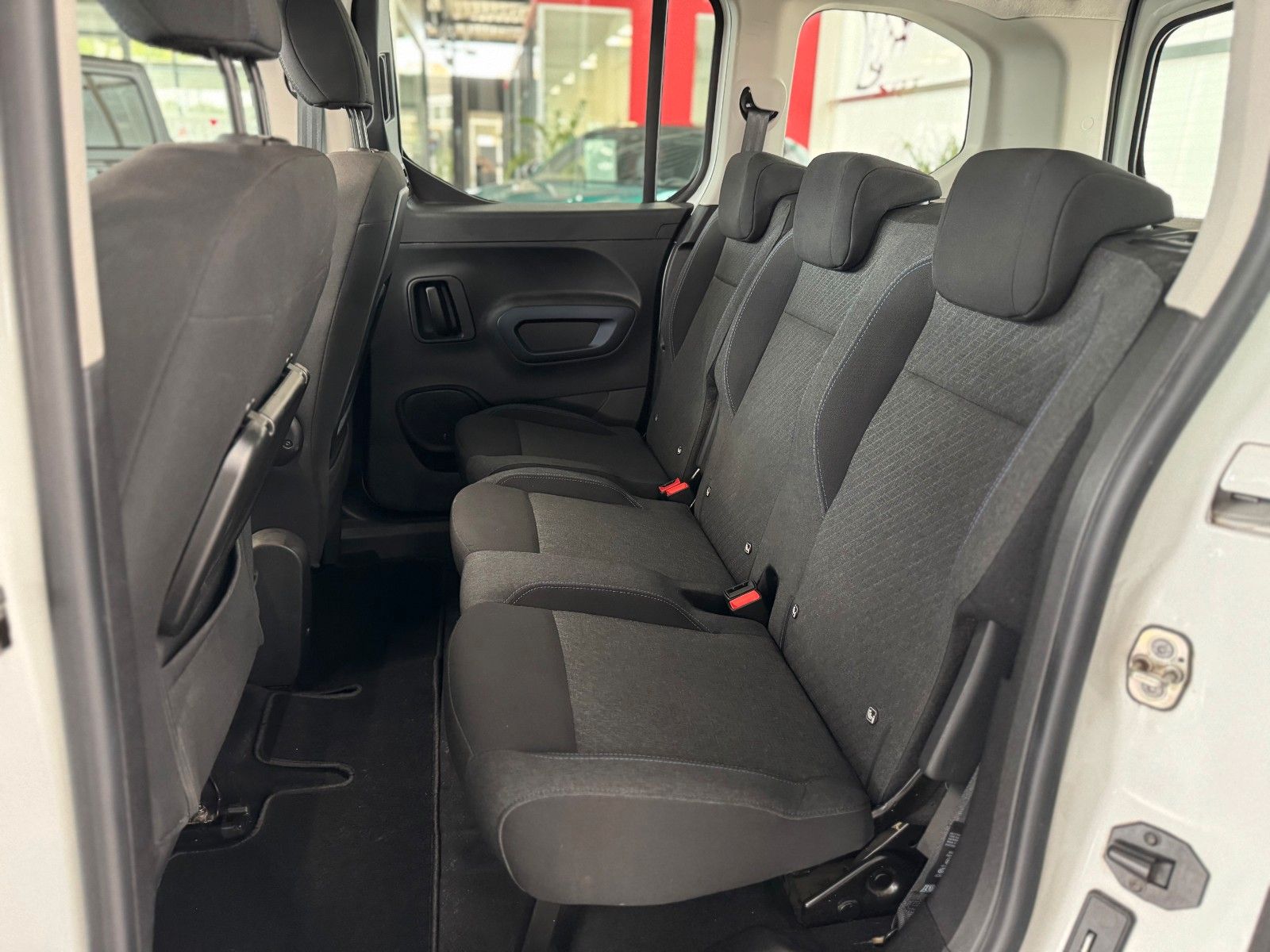 Fahrzeugabbildung Peugeot Rifter 1.5 HDI Allure AHK Klima Drive-Assist-Pak