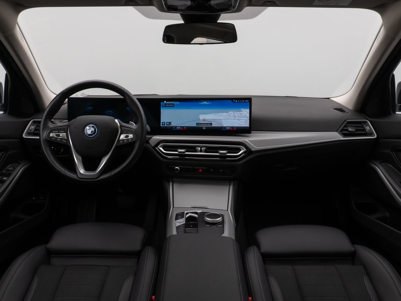 Fahrzeugabbildung BMW 330e Panorama Kamera HUD DAB HiFi Leder Sport