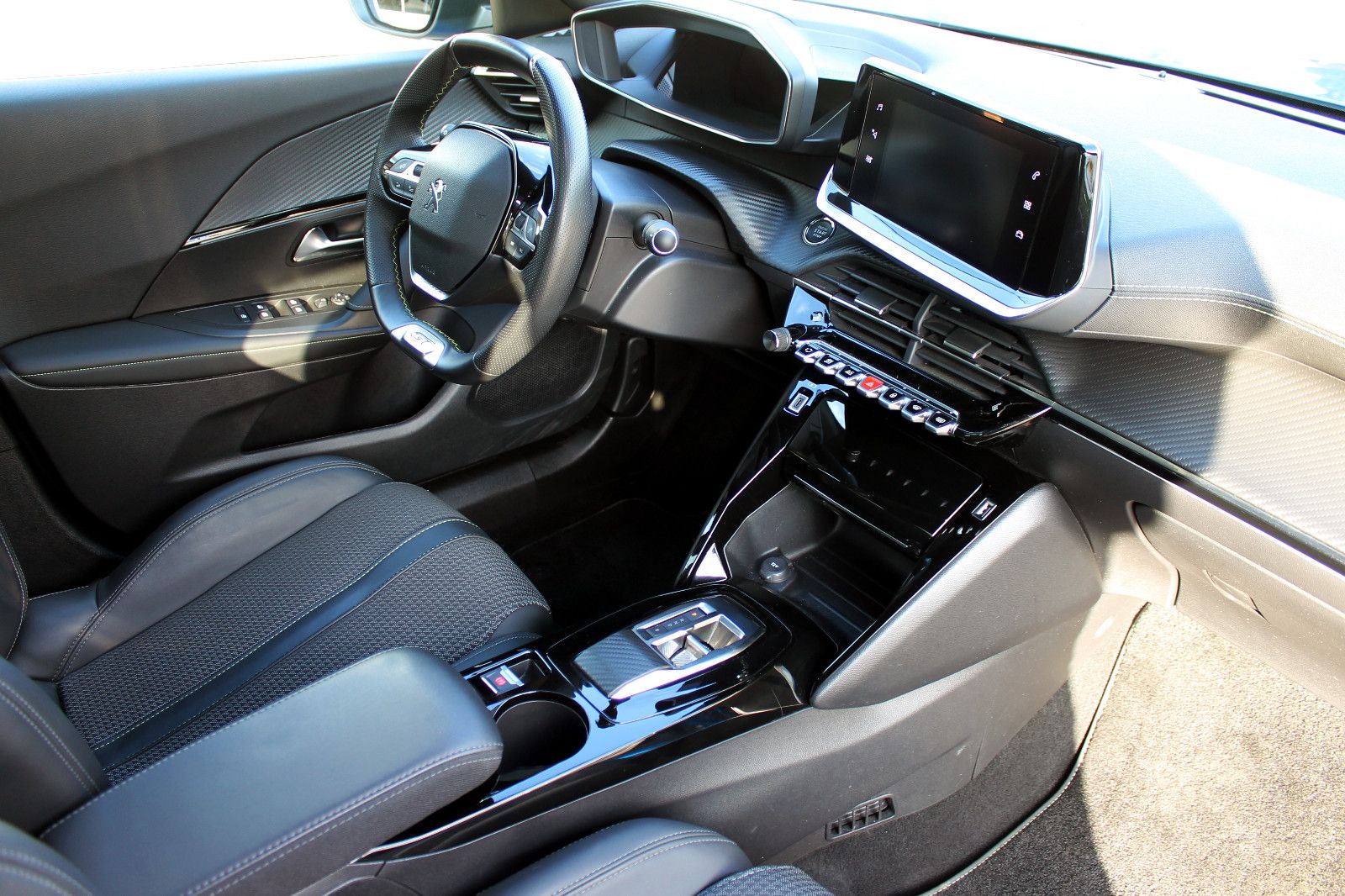 Fahrzeugabbildung Peugeot 2008 e-GT 11kW OnBoard LED ACC KAM SHZ BT NAV