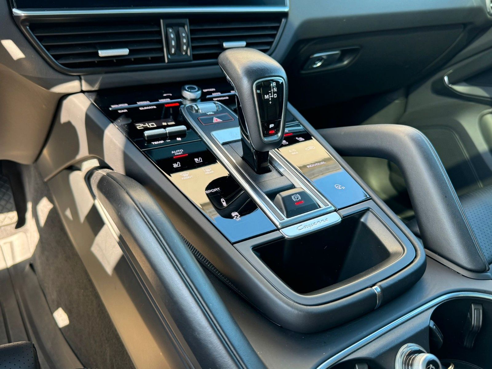Fahrzeugabbildung Porsche Cayenne E-Hybrid*Approved11/27*Pano*Allradlenk*