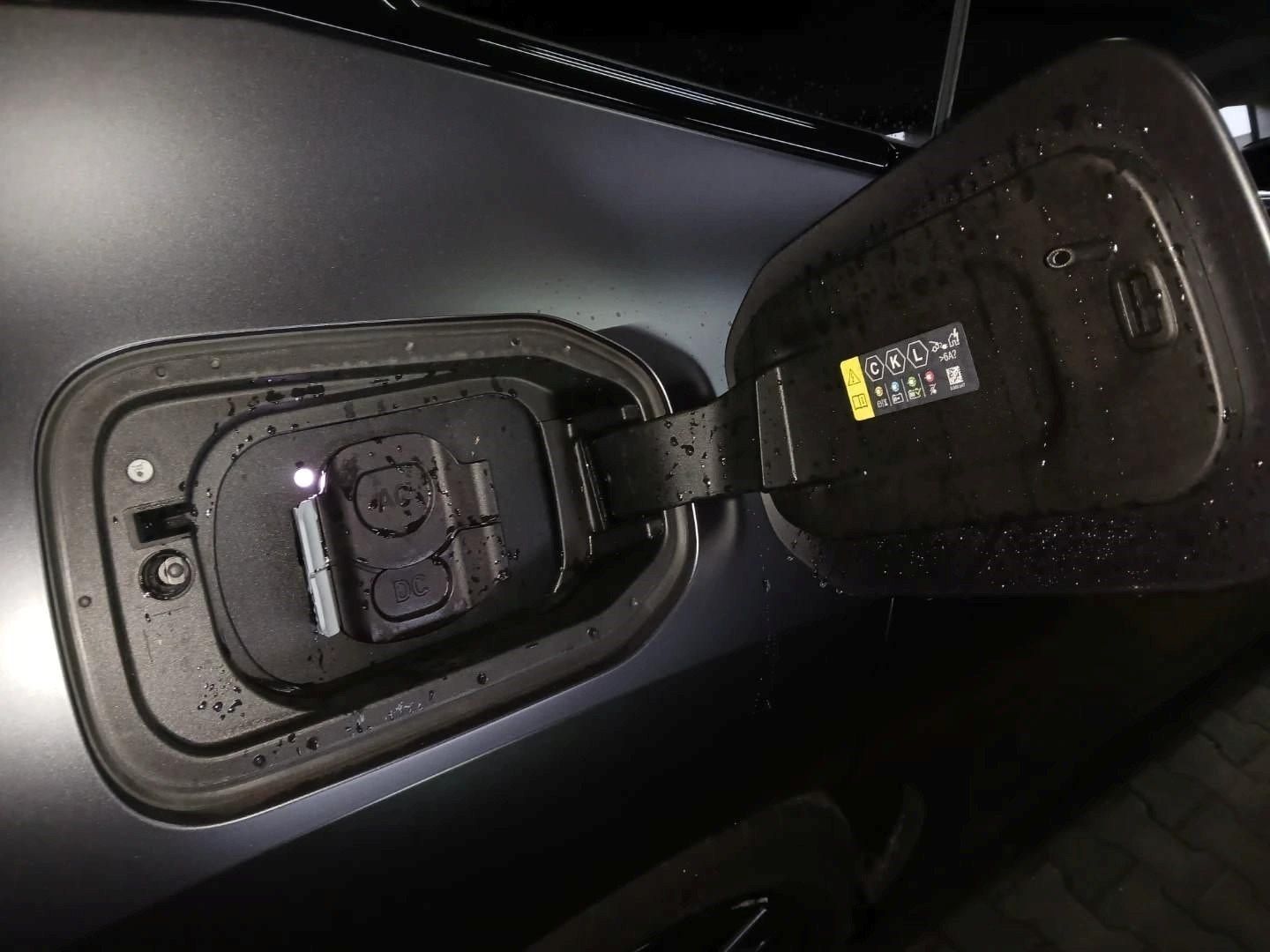 Fahrzeugeinzelansicht 14 Fahrzeugabbildung BMW iX xDrive60 M Sportpaket B&W Surround DAB LED Ak