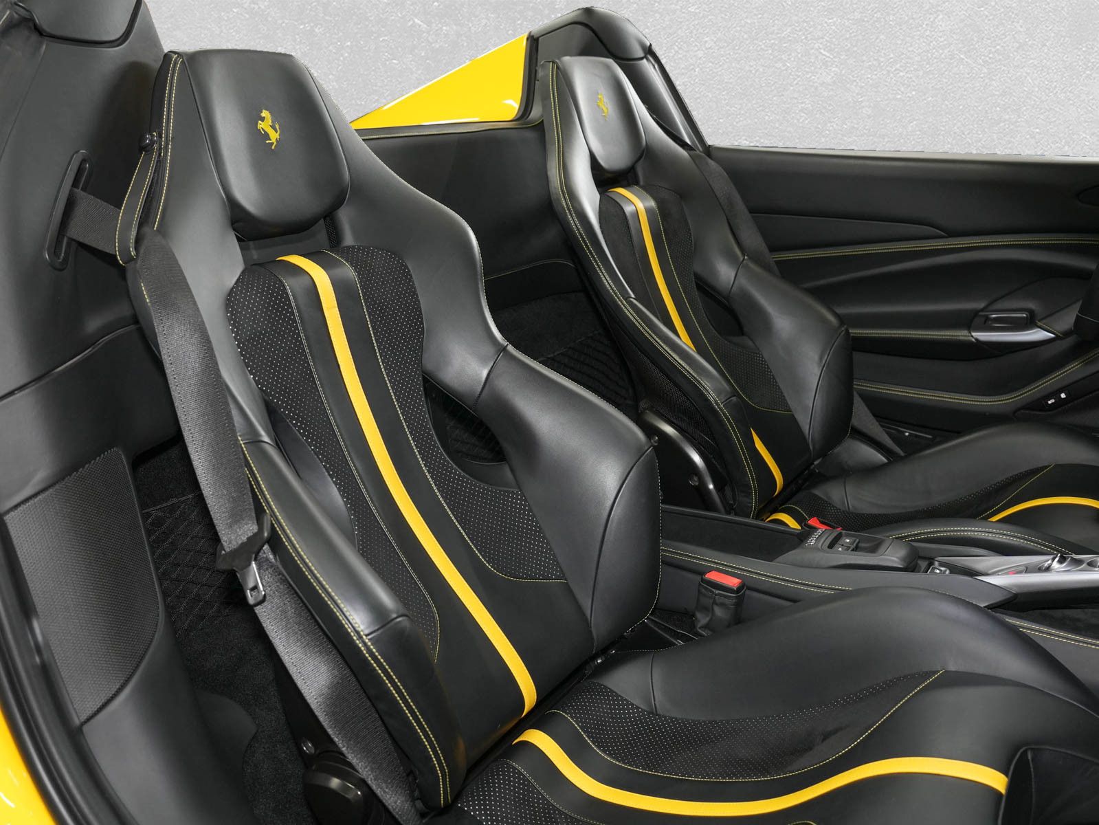 Fahrzeugabbildung Ferrari F8 Spider - Carbon! |Racing Sitze|JBL|BF-Display
