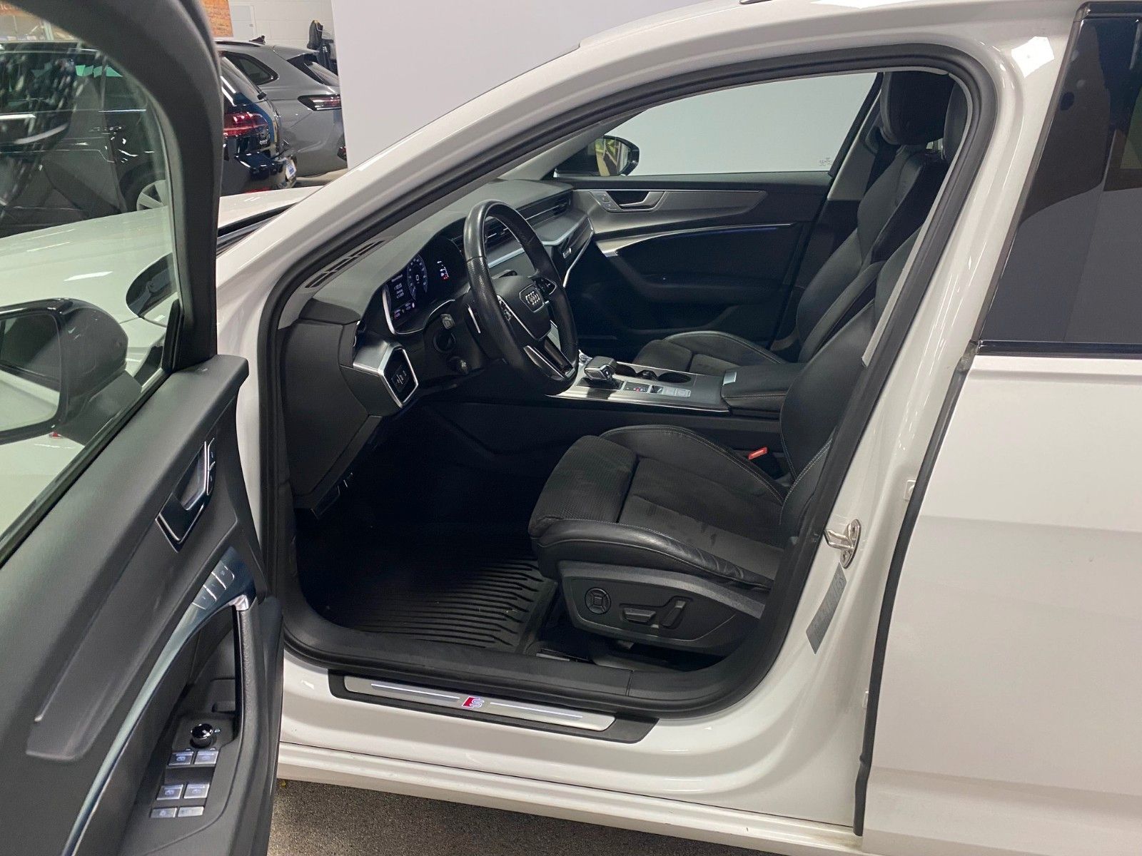 Fahrzeugabbildung Audi A6 Avant 55 TFSI e quattro sport+S-Line+MATRIX++