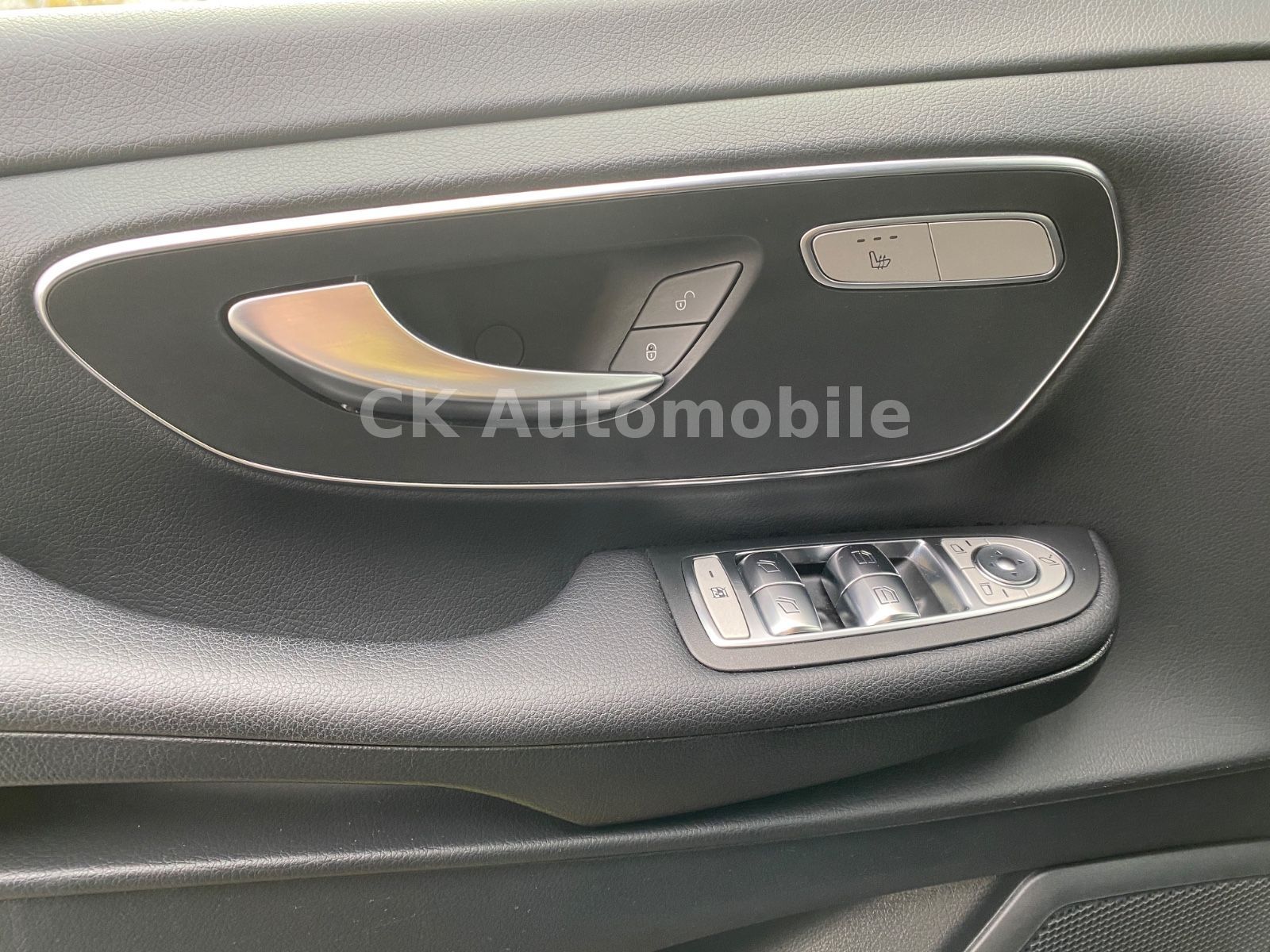 Fahrzeugabbildung Mercedes-Benz V 300d 4Matic Kompakt/AMG-Line/8 Sitze/360°/AHK