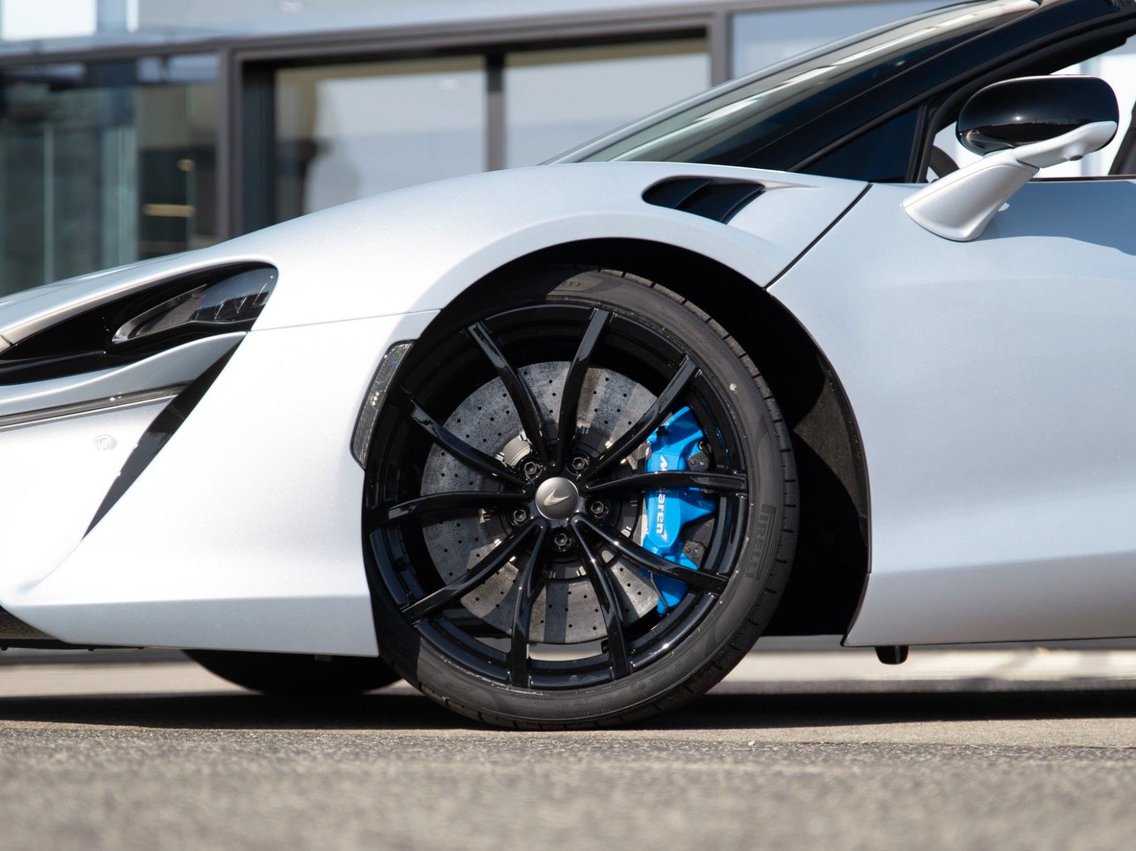 McLaren Artura Spider / Ice Silver / B&W / LIFT imagem 3