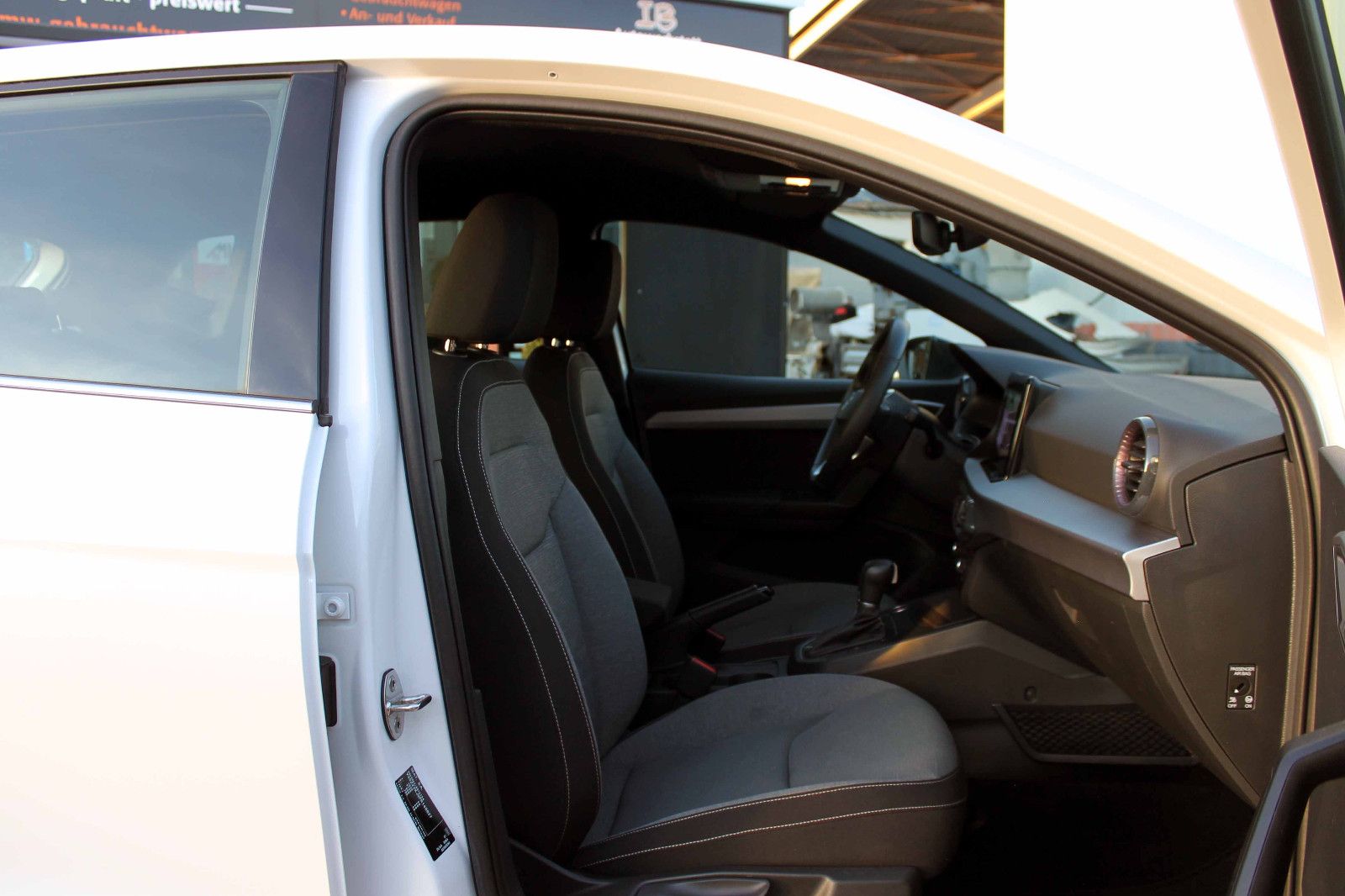 Fahrzeugabbildung SEAT Ibiza 1.0TSI DSG Xcellence LED SHZ KAM PDC TEMP