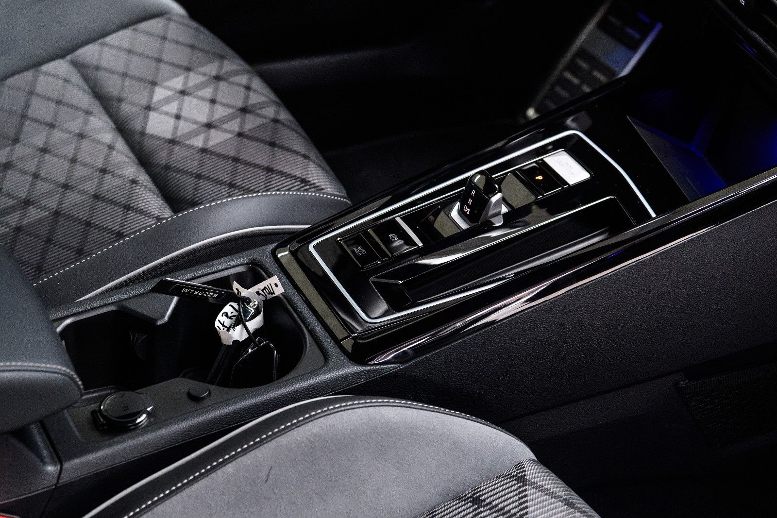 Fahrzeugabbildung Volkswagen Golf VIII R-Line 1.5 eTSI LED+APP+SHZ+18"