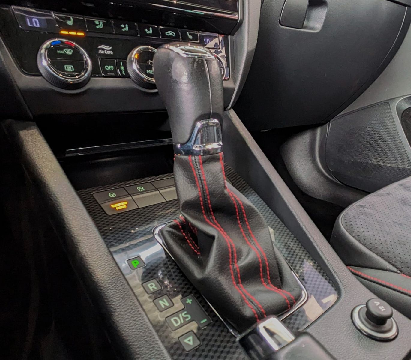 Fahrzeugabbildung SKODA Octavia RS DSG PANO ACC LED VIRTUAL CAM CARPLAY