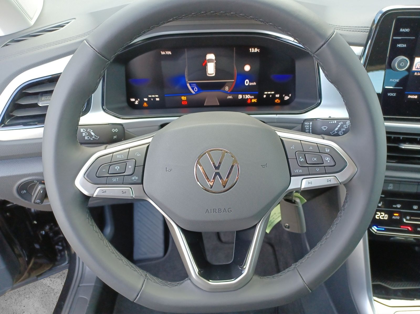 Fahrzeugabbildung Volkswagen T-Roc TSI Life LED CarPlay AID ACC RFK SH LM
