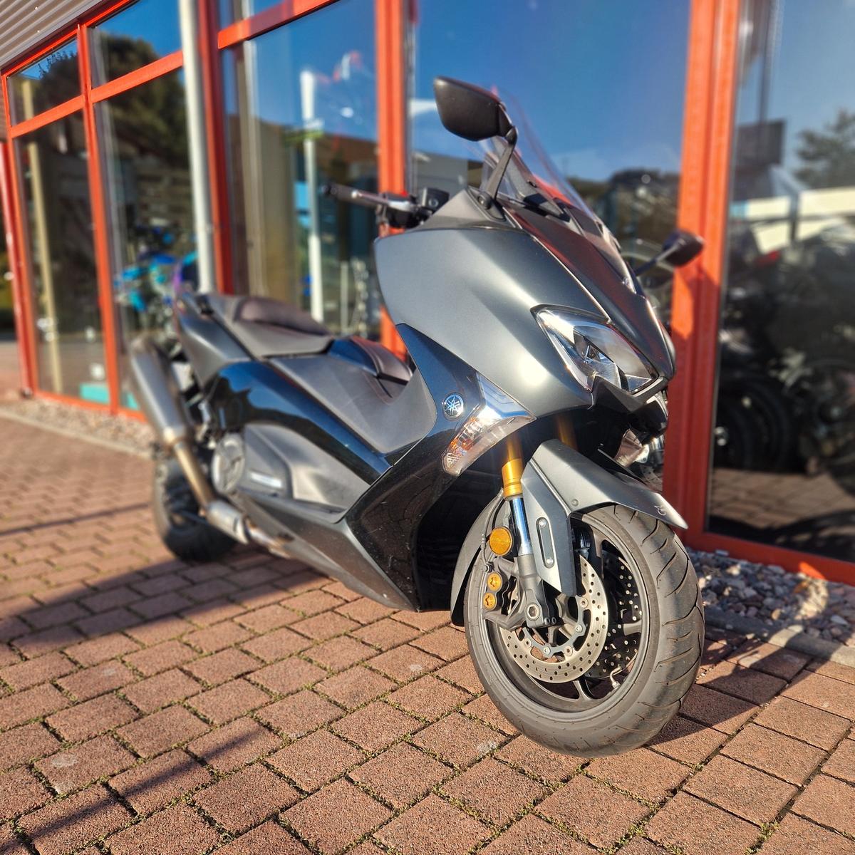Yamaha T-MAX 530DX AKRA