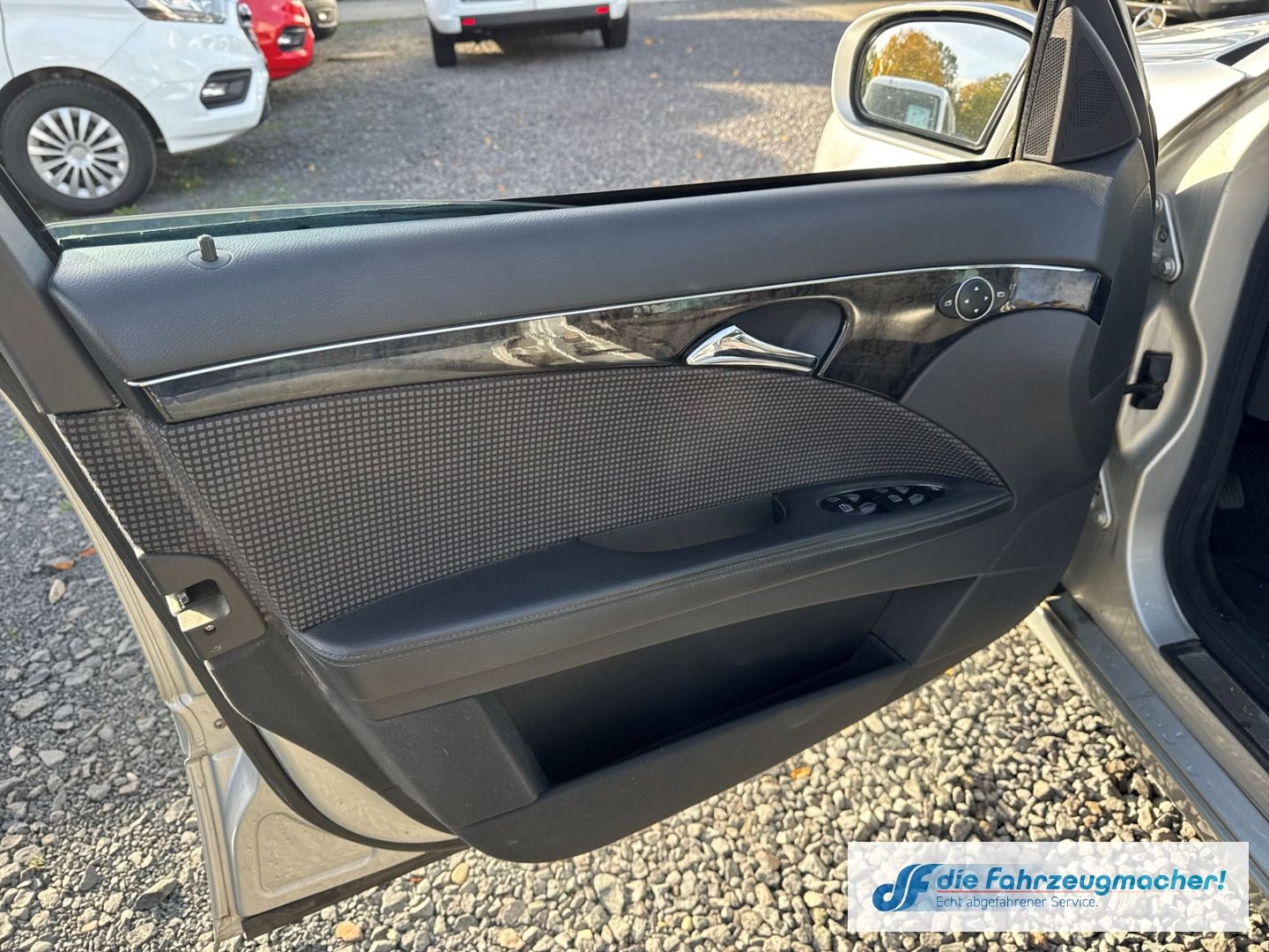 Fahrzeugabbildung Mercedes-Benz E 240 Navi Bi-Xenon Klimaautom e-Sitze *EXPORT