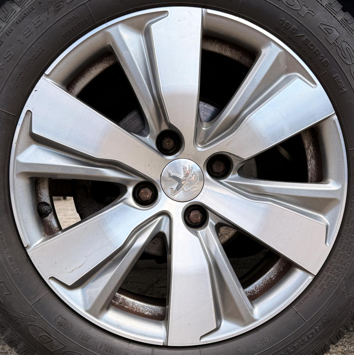 Peugeot 2008 Allure Klimaautomatik, Navi, Panoramadach