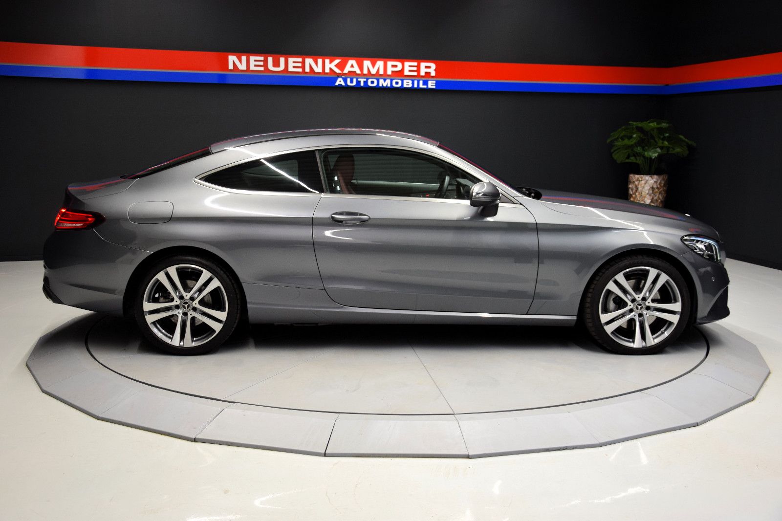 Fahrzeugabbildung Mercedes-Benz C300 4MATIC Coupé AMG LED Rotes Leder 1.Hnd 360°