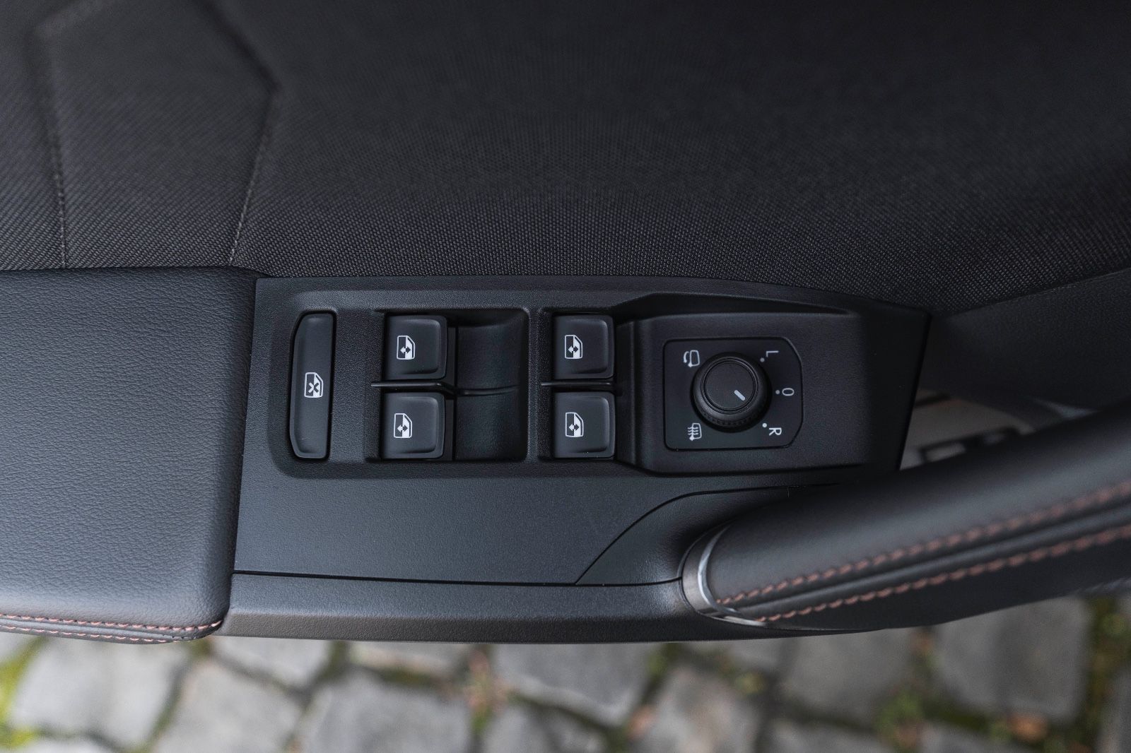 Fahrzeugabbildung CUPRA Leon Sportstourer 1.5 eTSI ACC LED TOTW CARPLAY