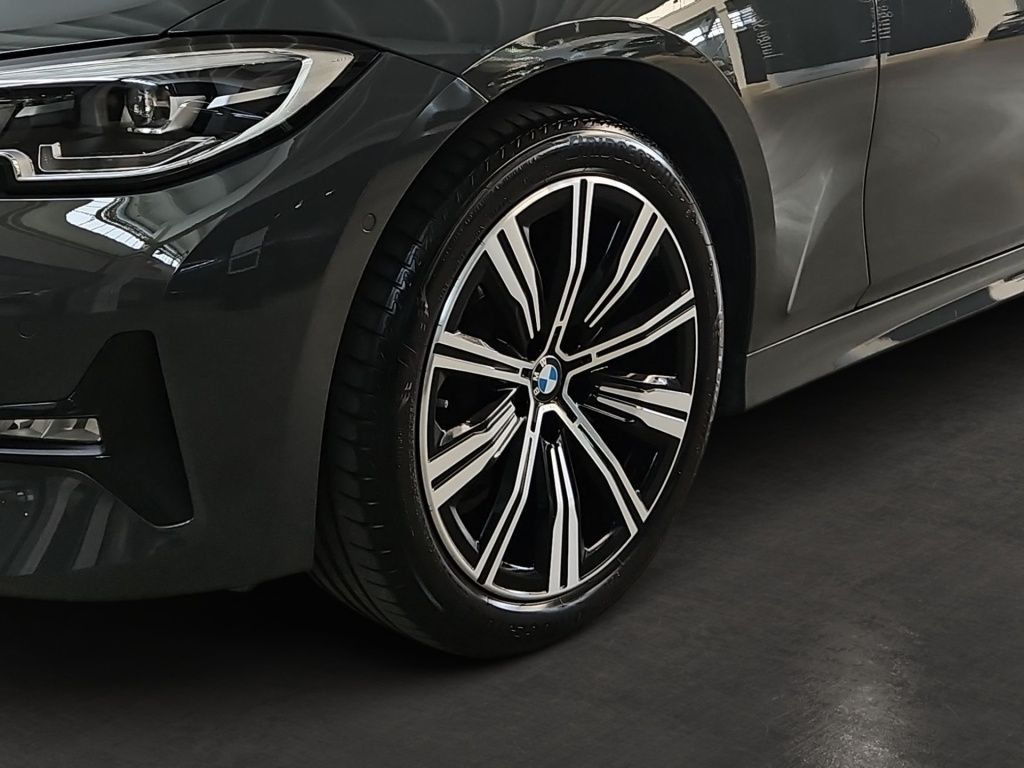 Fahrzeugabbildung BMW 318 i Sport-Line AHK ACC Navi LED SHZ Ambie. KAM