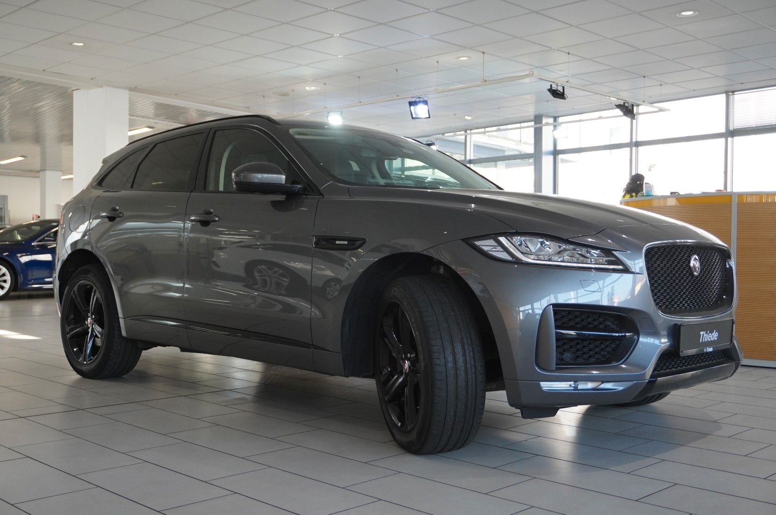 Fahrzeugabbildung Jaguar F-Pace 30D R-SPORT AWD NAVI/LED/SHZ/SPORT/AHK