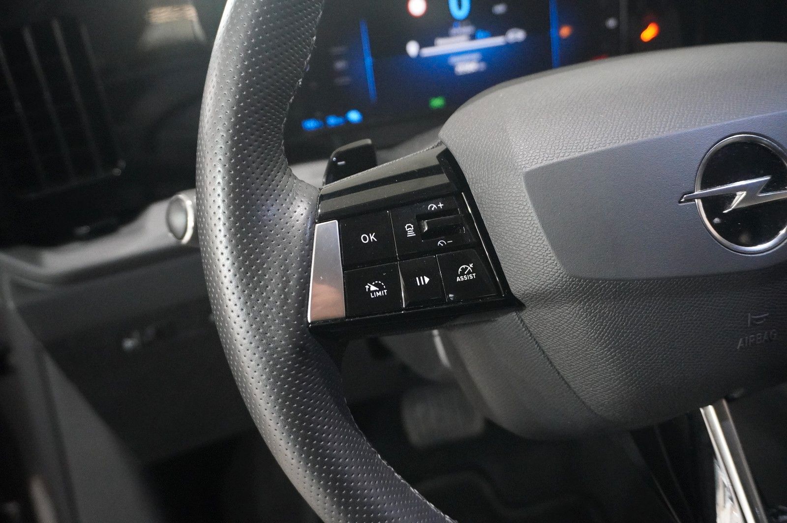 Fahrzeugabbildung Opel Astra L Lim. 1.6 HYBRID BUSINESS NAVI/LED/KAMERA