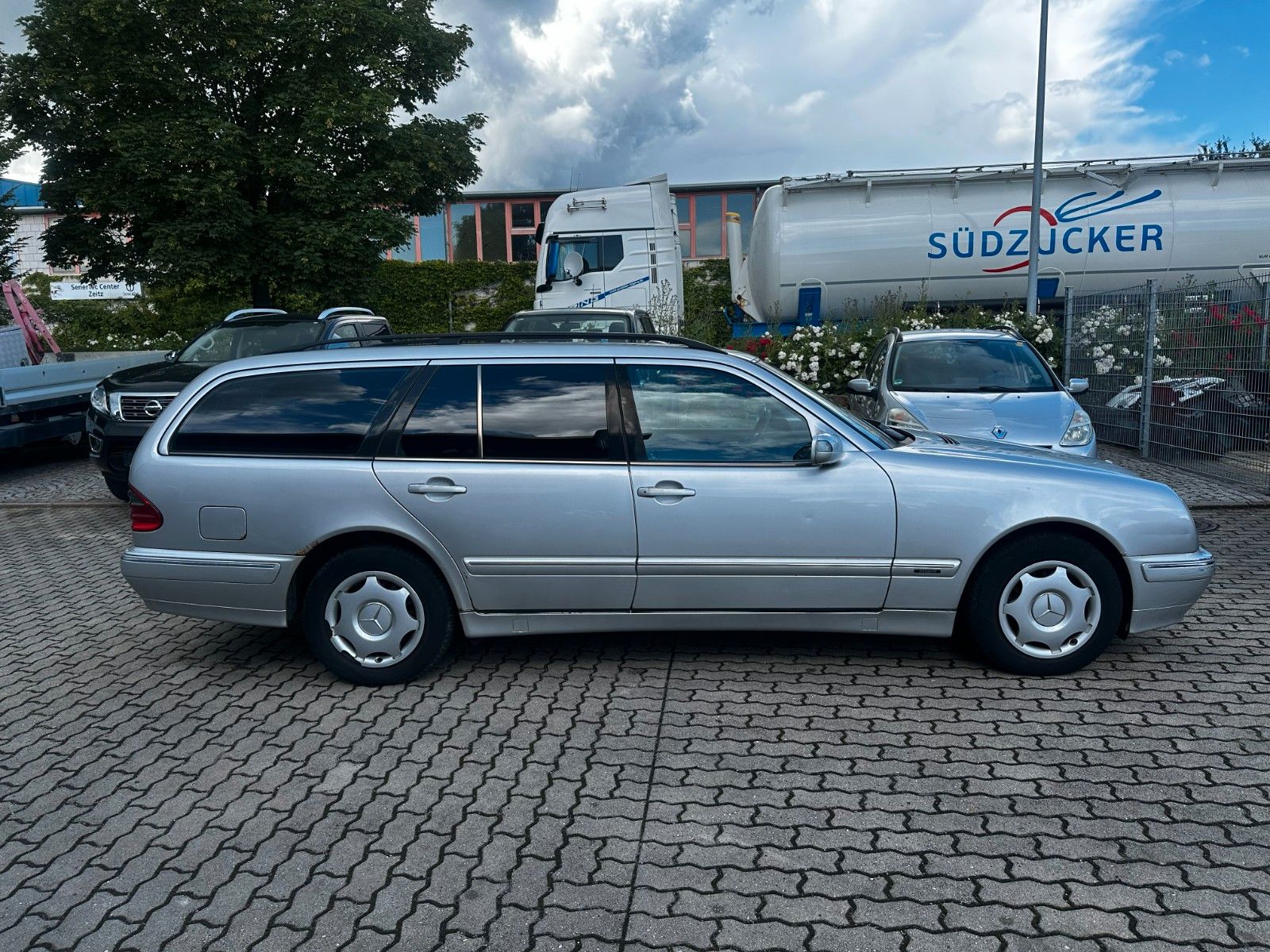Fahrzeugabbildung Mercedes-Benz E 240 T /Autom. /Klima/ AHK / Leder / Xenon