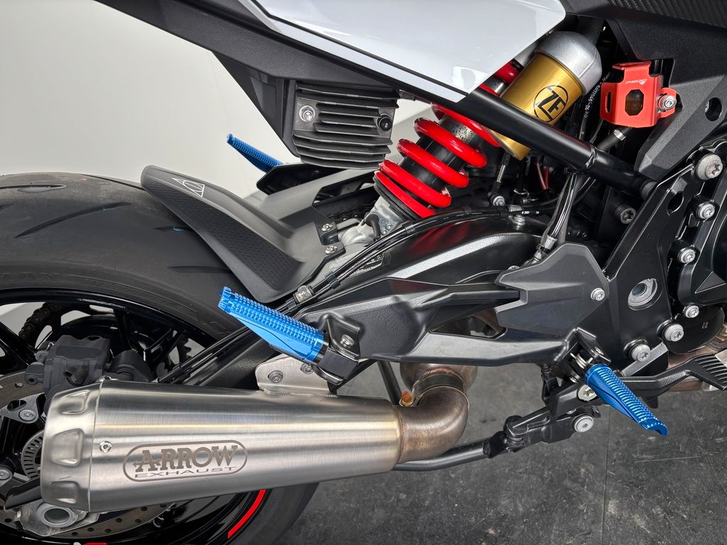 Fahrzeugabbildung BMW F900 R *TOP-AUSSTATTUNG *1. HAND *ARROW