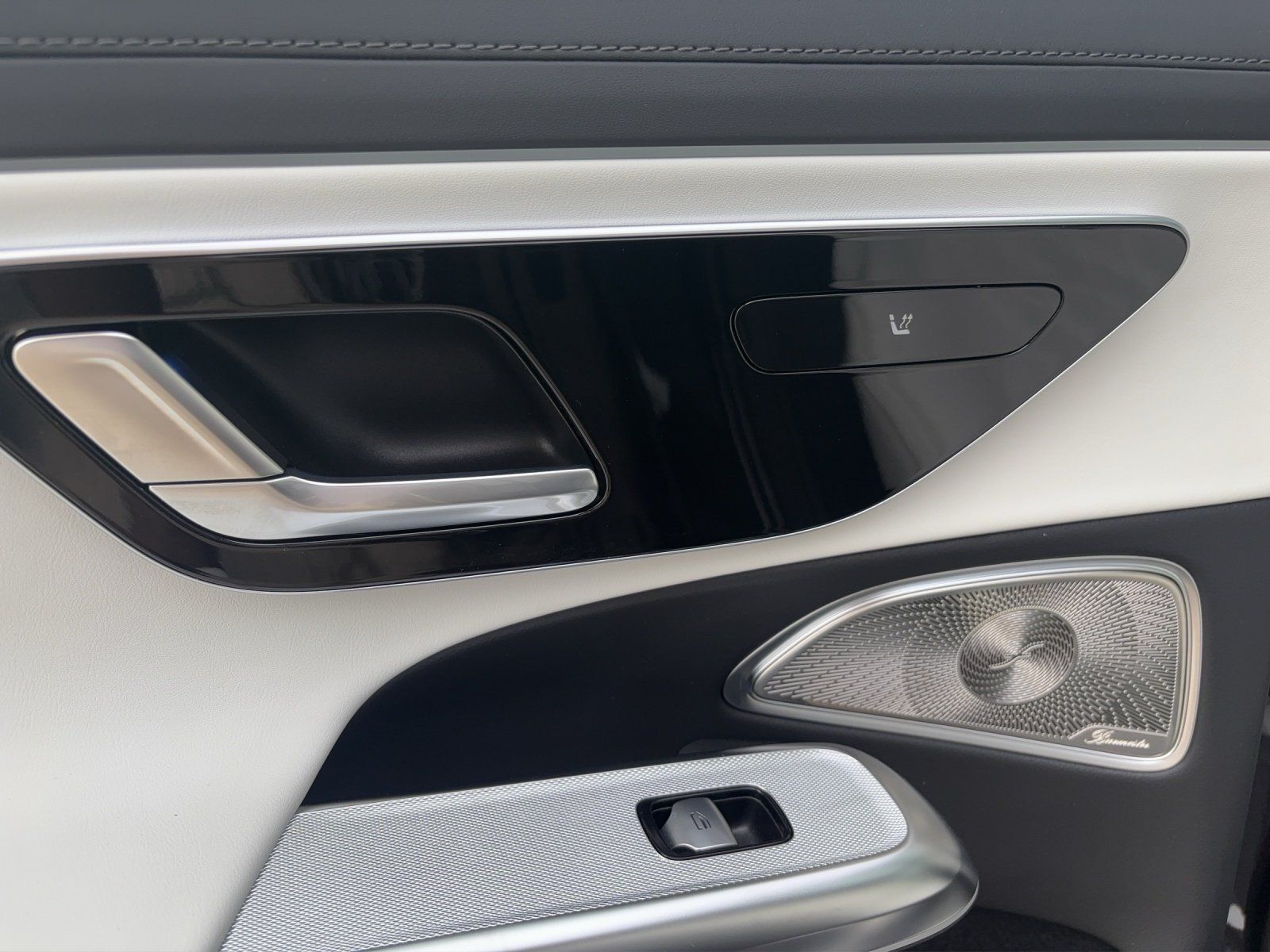 Fahrzeugabbildung Mercedes-Benz E300de 4M T AMG Prem+ AIRMATIC Hyper AHK Fahrasi
