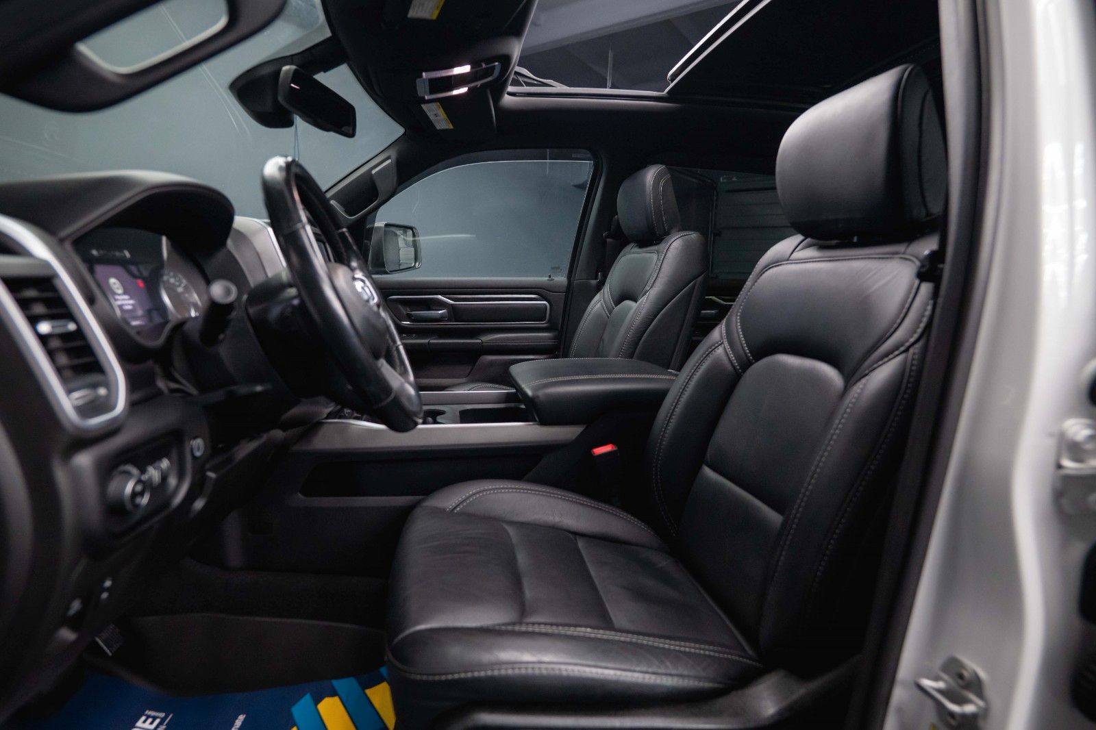 Fahrzeugabbildung Dodge RAM 5.7 V8 HEMI 4x4 OFFROAD Night-Paket *PANO*