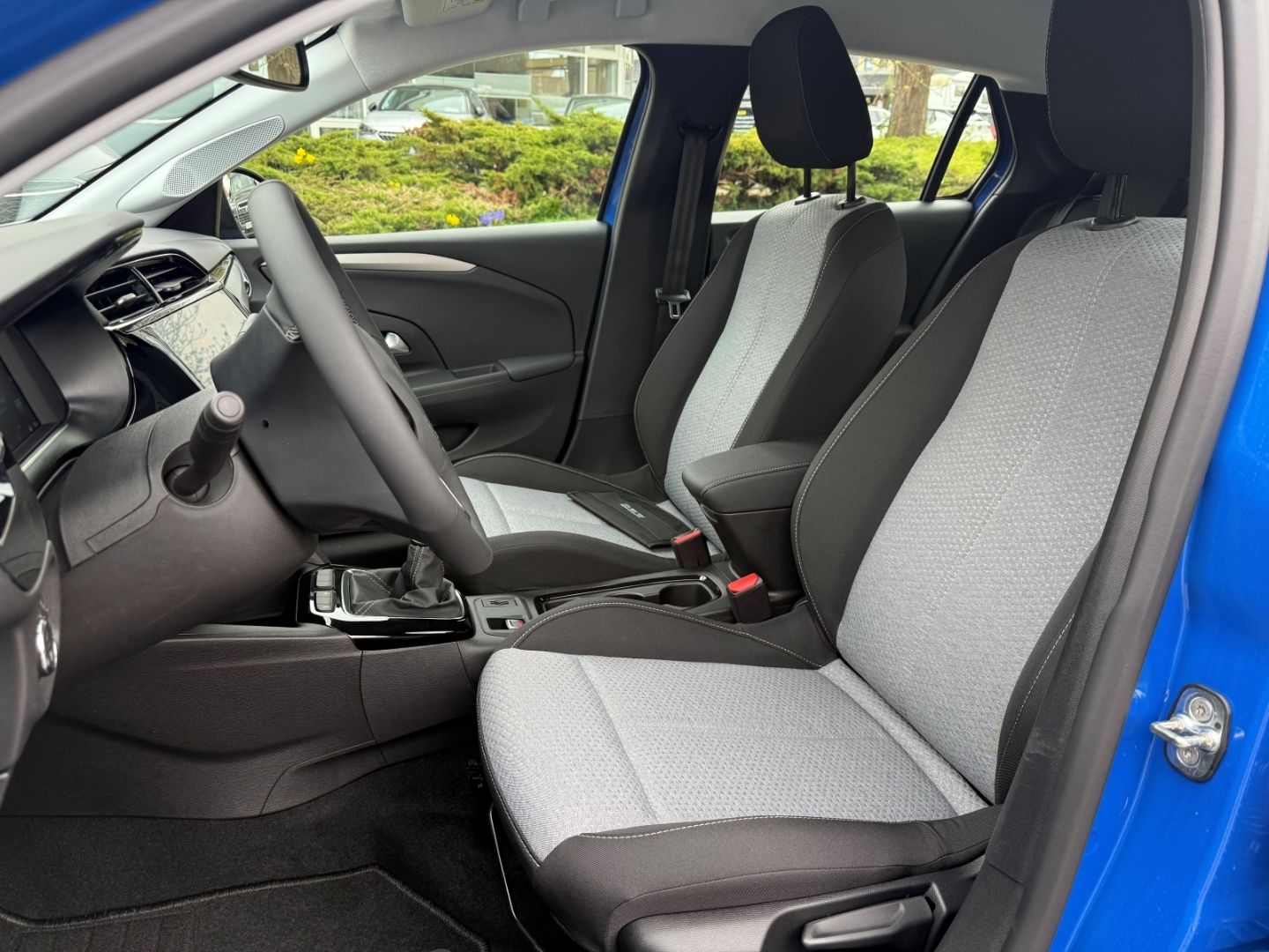 Fahrzeugabbildung Opel Corsa F Edition mit Tech+Winter+Komfort-Paket