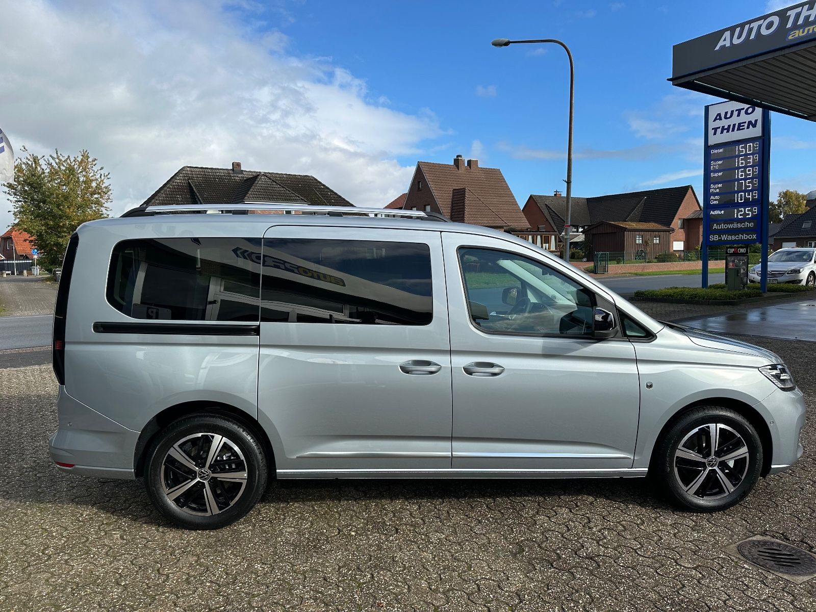Fahrzeugabbildung Volkswagen Caddy Maxi 1.5 TSI Style DSG Navi/AHK/ACC/LED