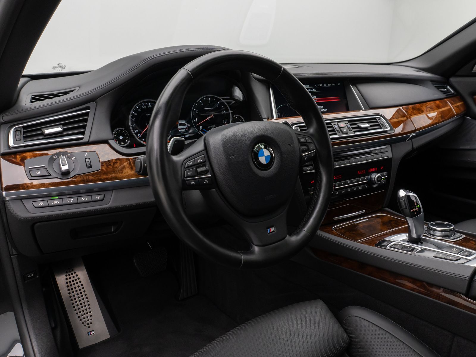 Fahrzeugabbildung BMW 760 Li M Sport Glasdach B&O HUD SoftCl NightVisi