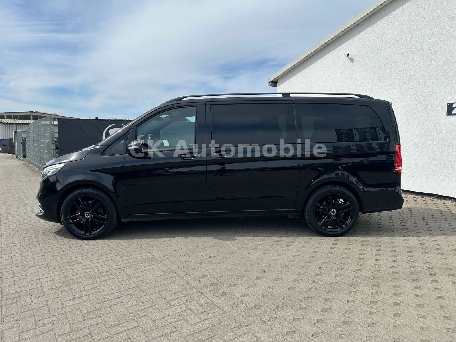 Fahrzeugabbildung Mercedes-Benz V300d EDITION 4Matic AMG-Line/7 Sitze/Pano/LED