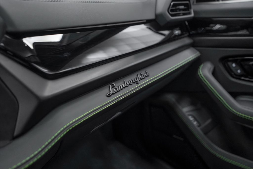 Urus 4.0 V8 SE MATT BLACK AKRAPOVIC CARBON - Bild 30