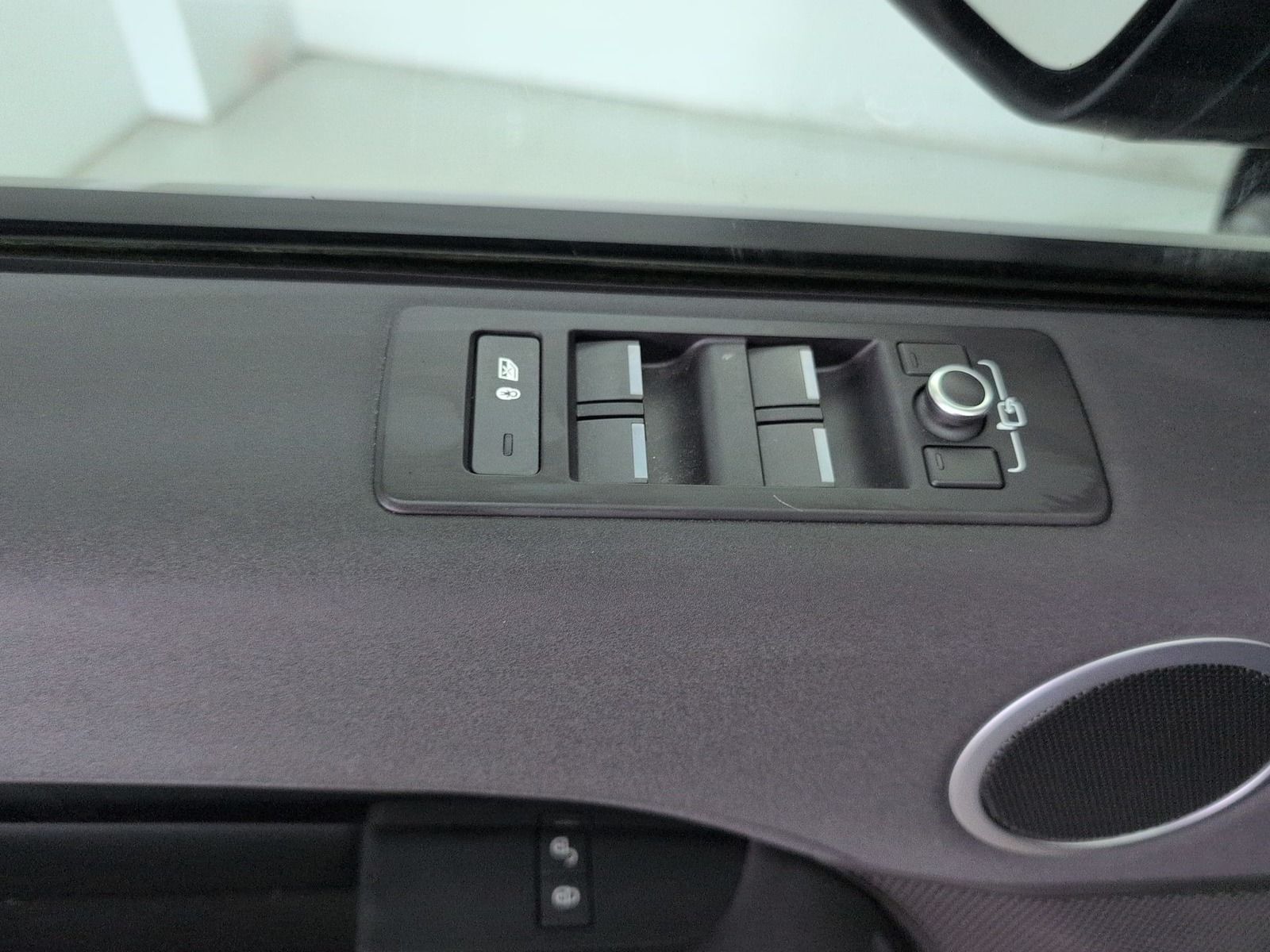 Fahrzeugabbildung Land Rover Discovery 5 2.0 TD4 SE * Leder * AHK * Navi*