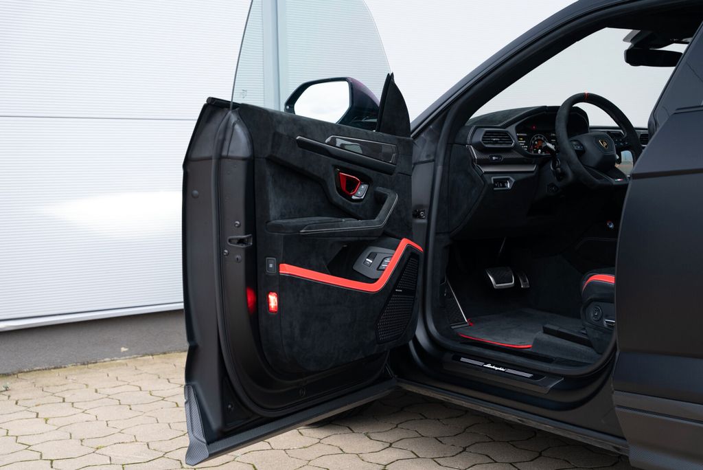 LAMBORGHINI Urus 2025