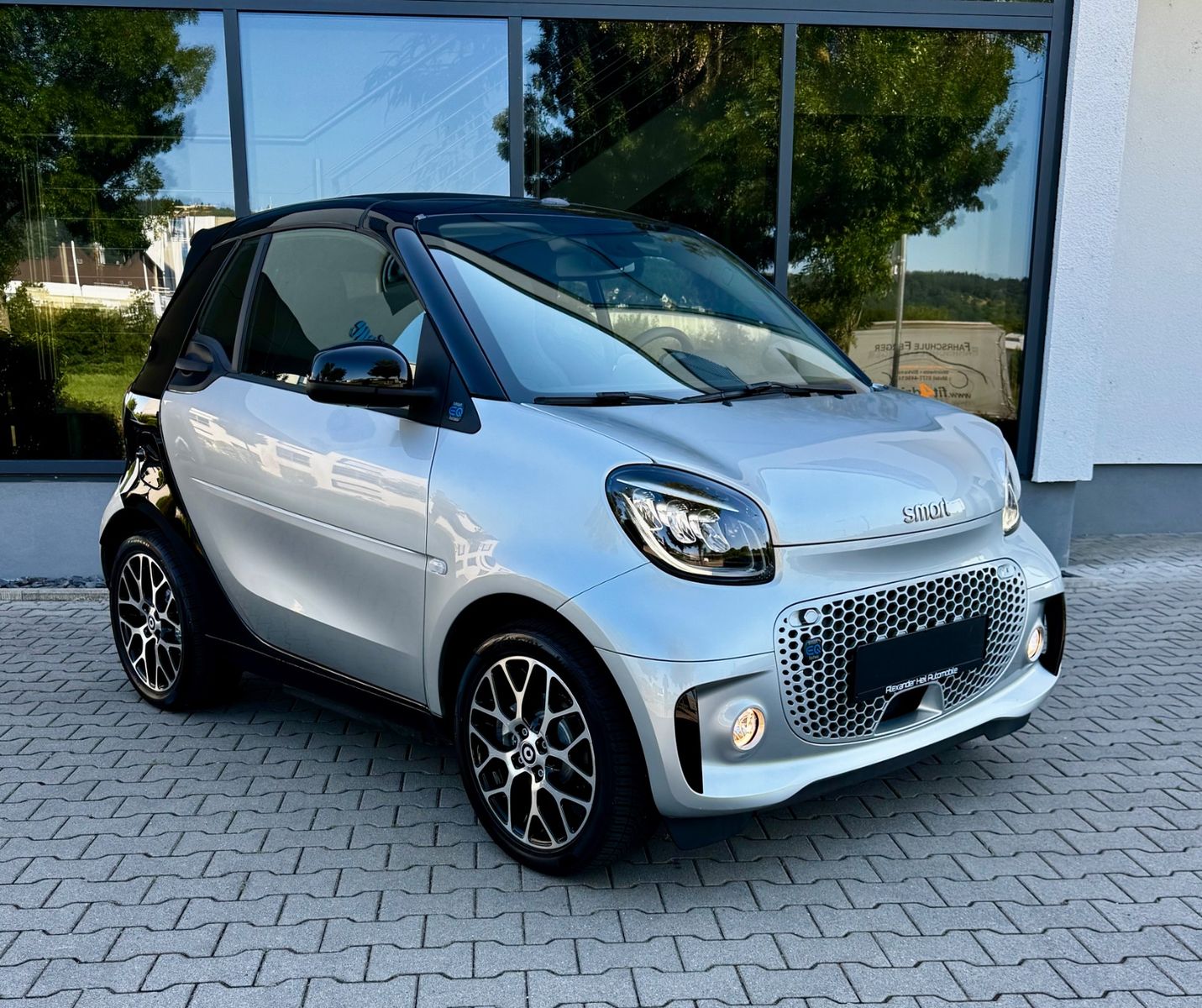 Smart ForTwo Cabrio EQ*NUR18.000KM*LED*LEDER*NAV*APPLE imagem 2