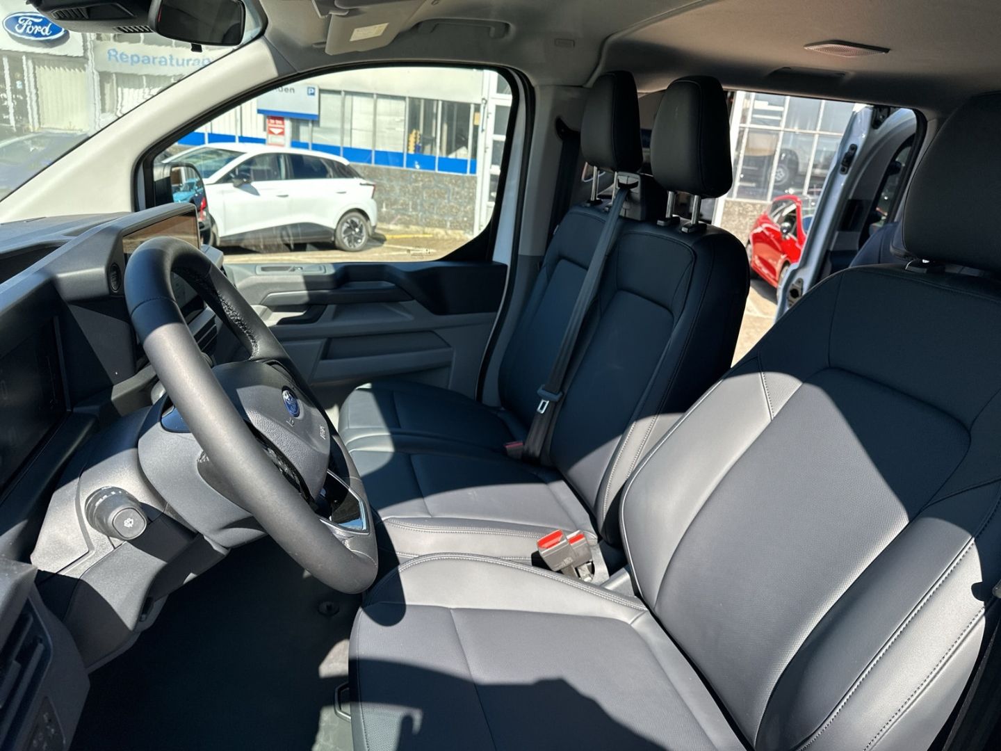 Fahrzeugabbildung Ford Transit Custom 9-Sitzer 320 L2 2.0 EcoBlue EU6e