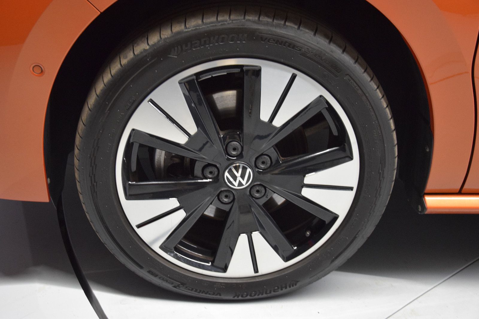 Fahrzeugabbildung Volkswagen T7 Multivan Edition lang Pano ACC vis-a-vis AHK