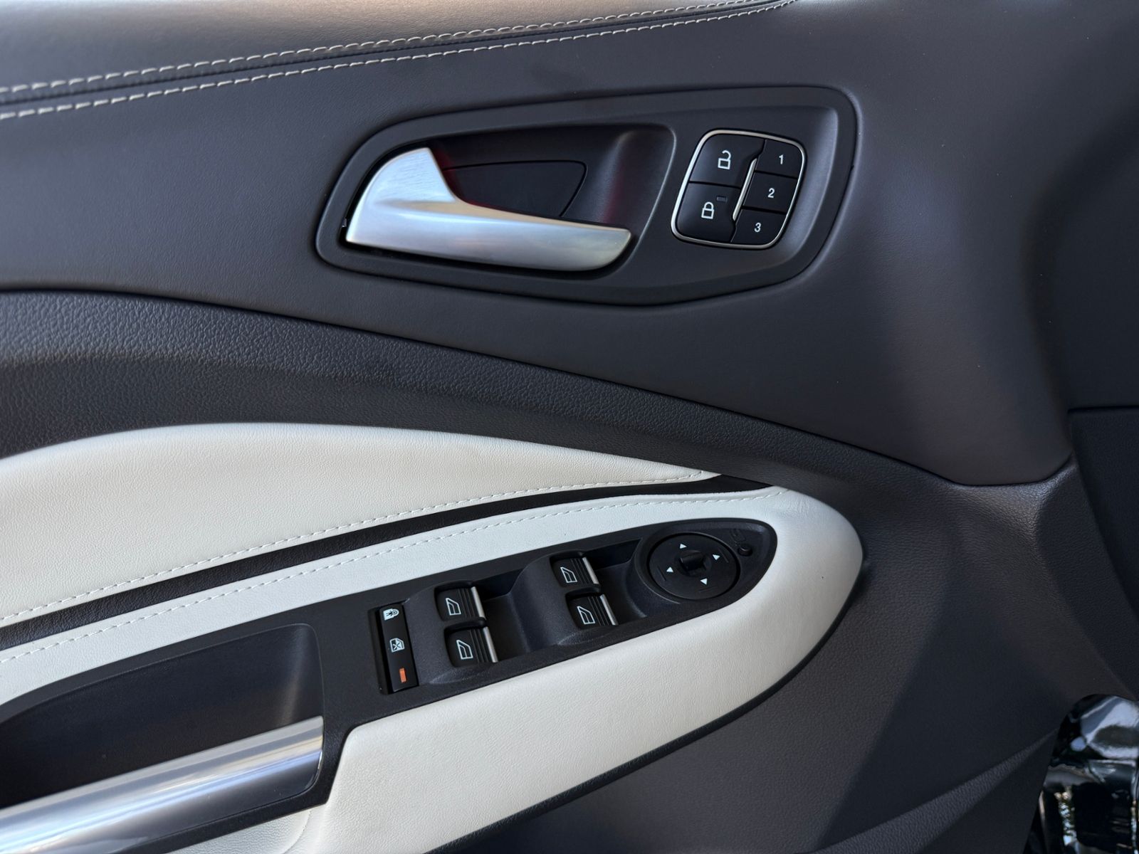 Fahrzeugabbildung Ford Kuga Vignale Allrad PANO AHK SONY XENON