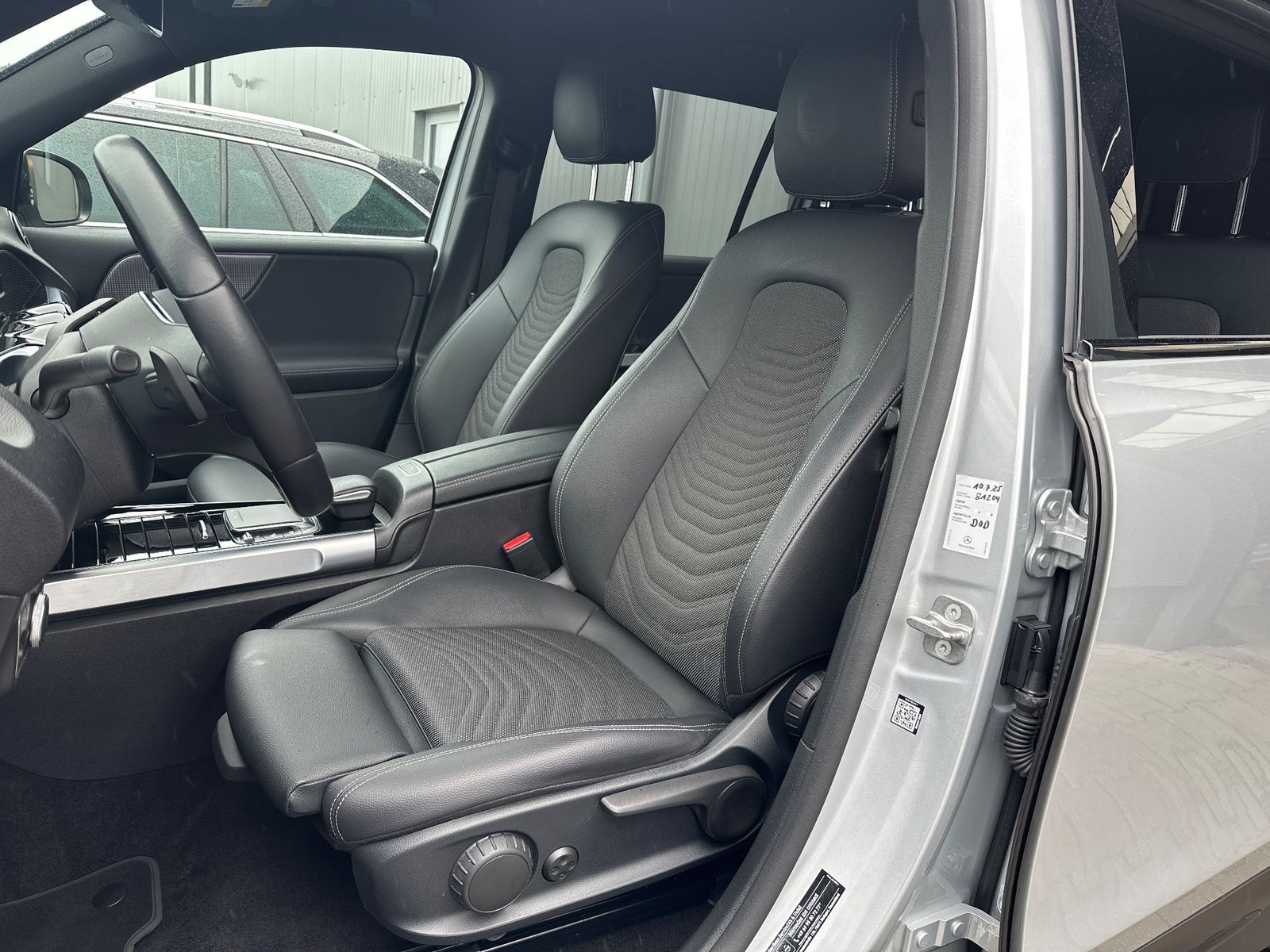 Fahrzeugabbildung Mercedes-Benz EQB 250 Progressive NAV+LED+KAM+KEYLESS