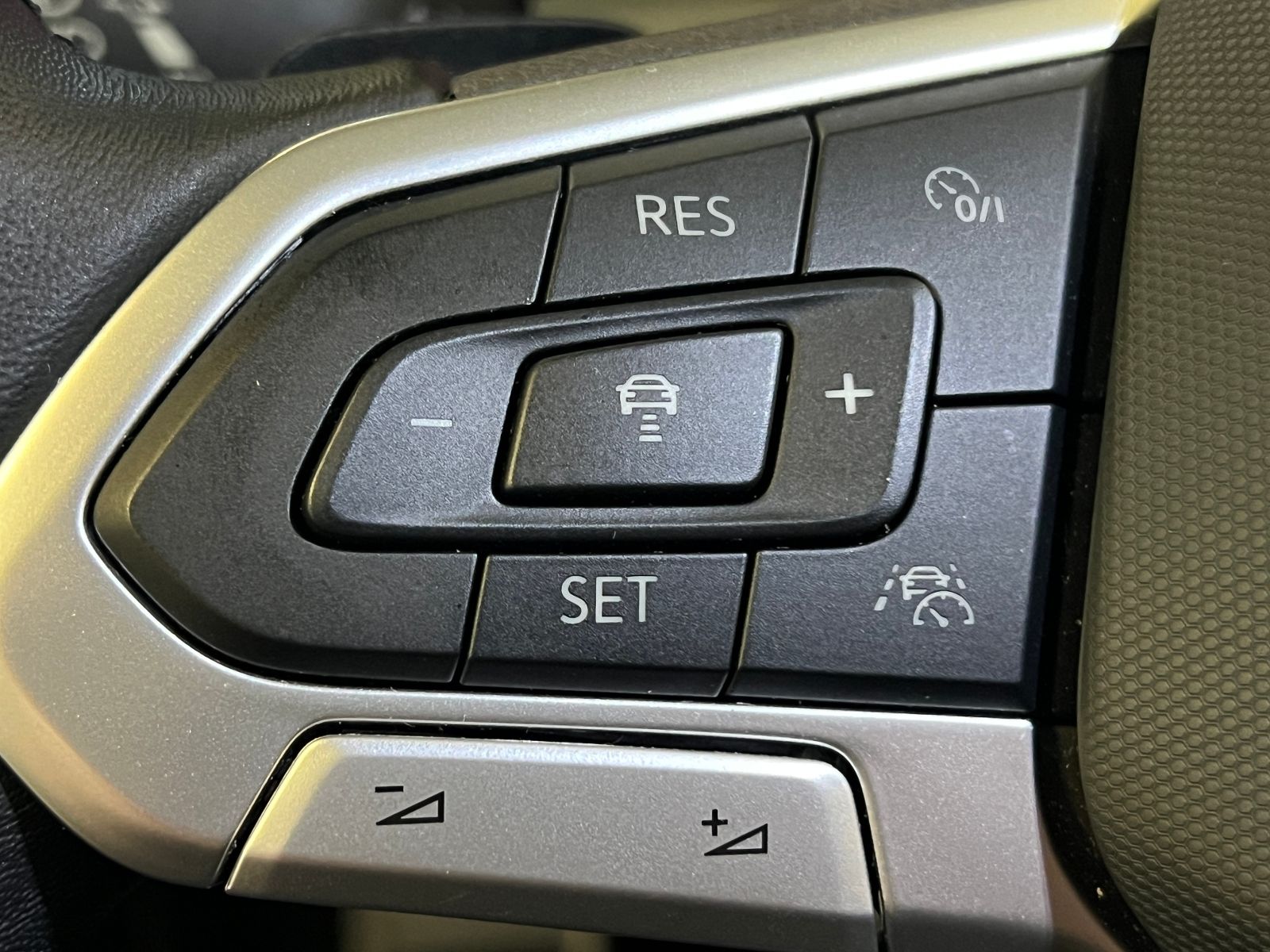 Fahrzeugabbildung Volkswagen Golf VIII MOVE 1.5 eTSI DSG *AHK, LED, App-Connn