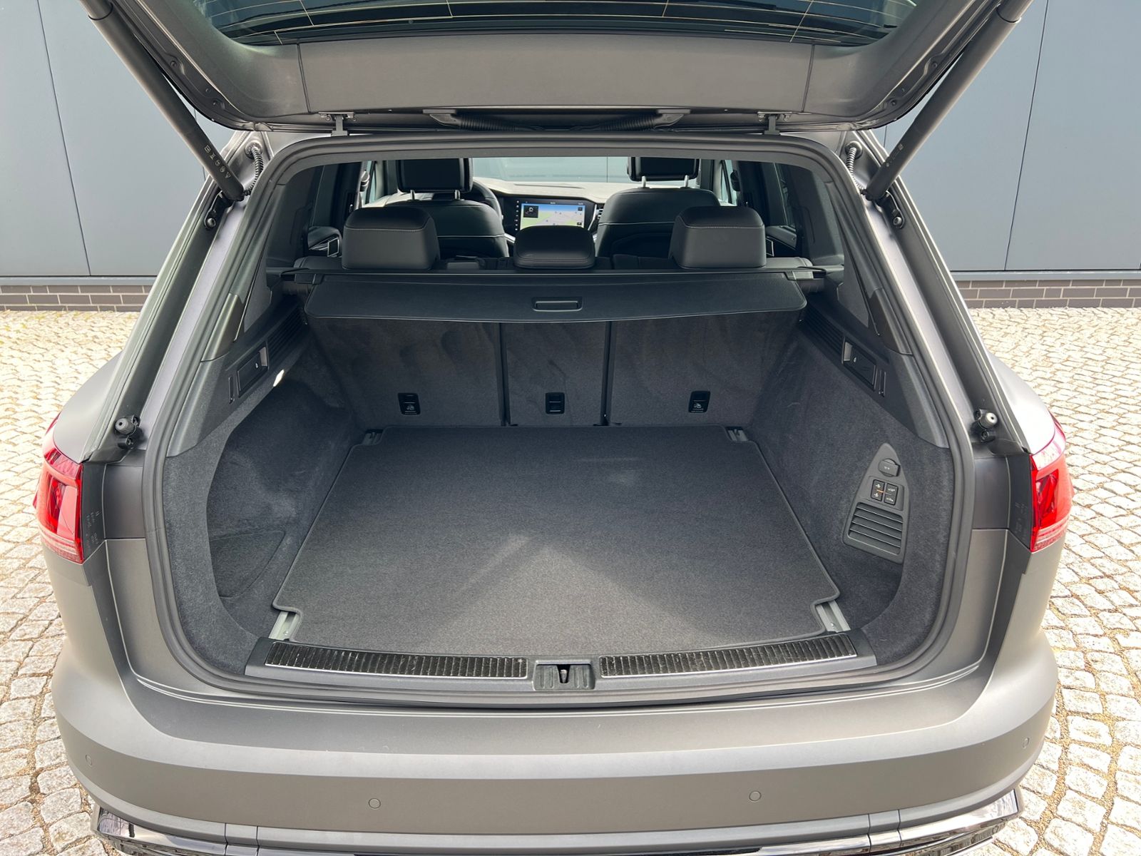 Fahrzeugabbildung Volkswagen Touareg R-Line 3.0 TDI 4MOTION *AHK, Luft, Pano,
