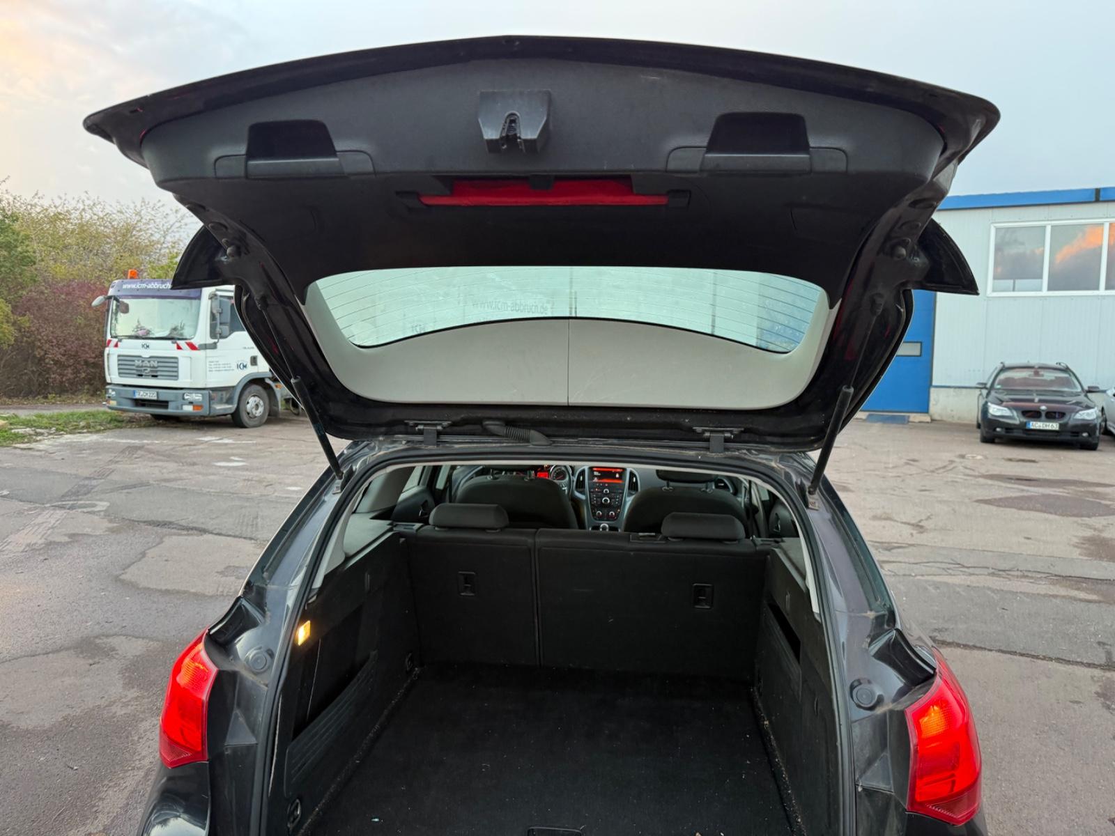 Opel Astra 2015 — photo 27