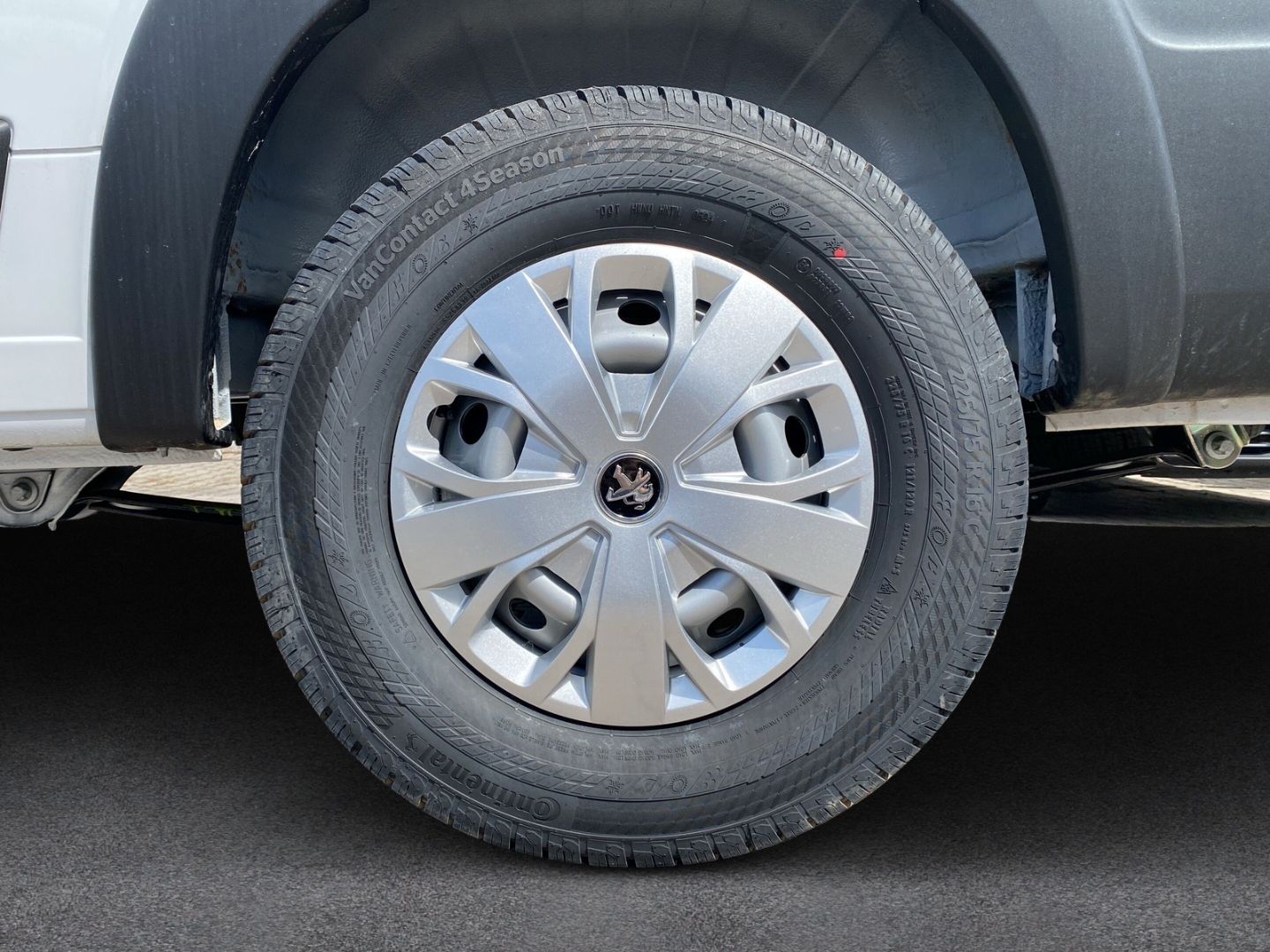 Fahrzeugabbildung Peugeot Boxer Kasten Hochraum 435 L4H2TwinCab BlueHDi 16