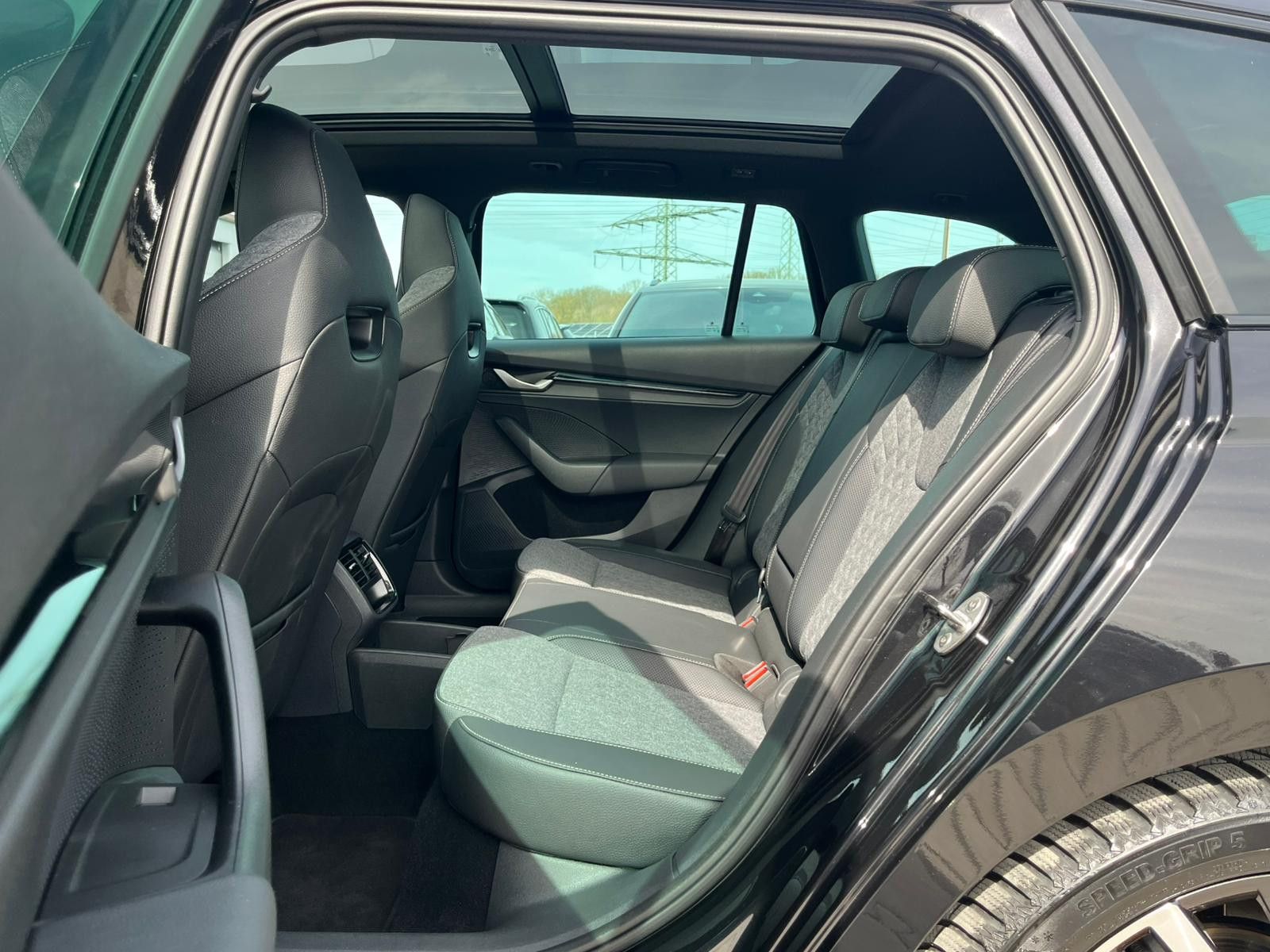 Fahrzeugabbildung SKODA Octavia 1.5 DSG Sportline PANO*MATRIX*AHK*5J.GAR