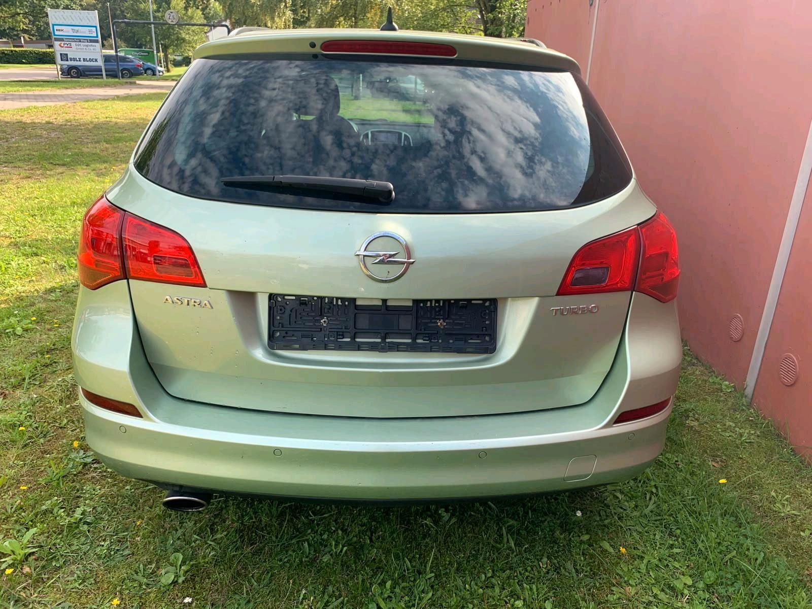 Opel Astra 2011 — photo 8