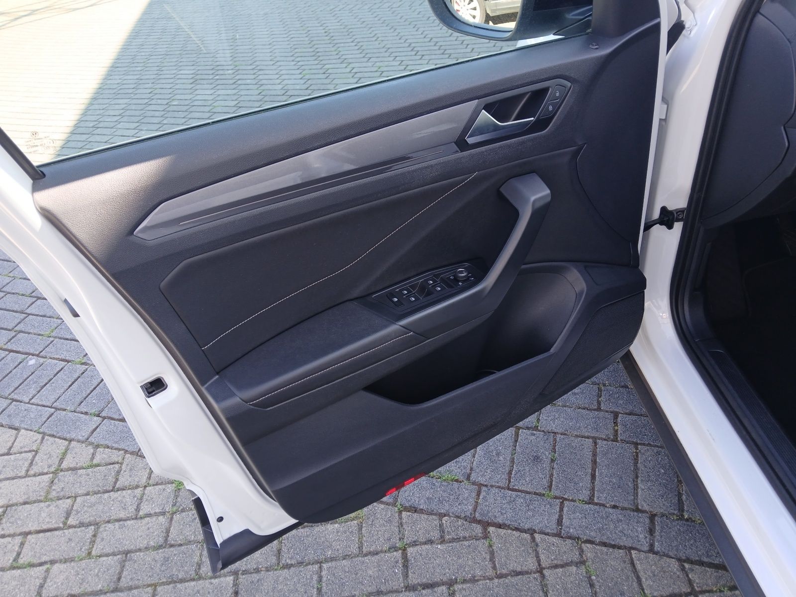 Fahrzeugabbildung Volkswagen T-Roc TDI Style AHK AID ACC RFK SH LM